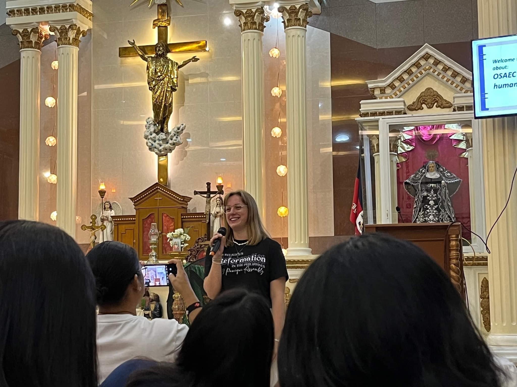  Julia Domberg fick berätta om Sverige, Svenska kyrkan och barns mänskliga rättigheter i bland annat Sankta Rita de Cascia kyrka i Pampanga.