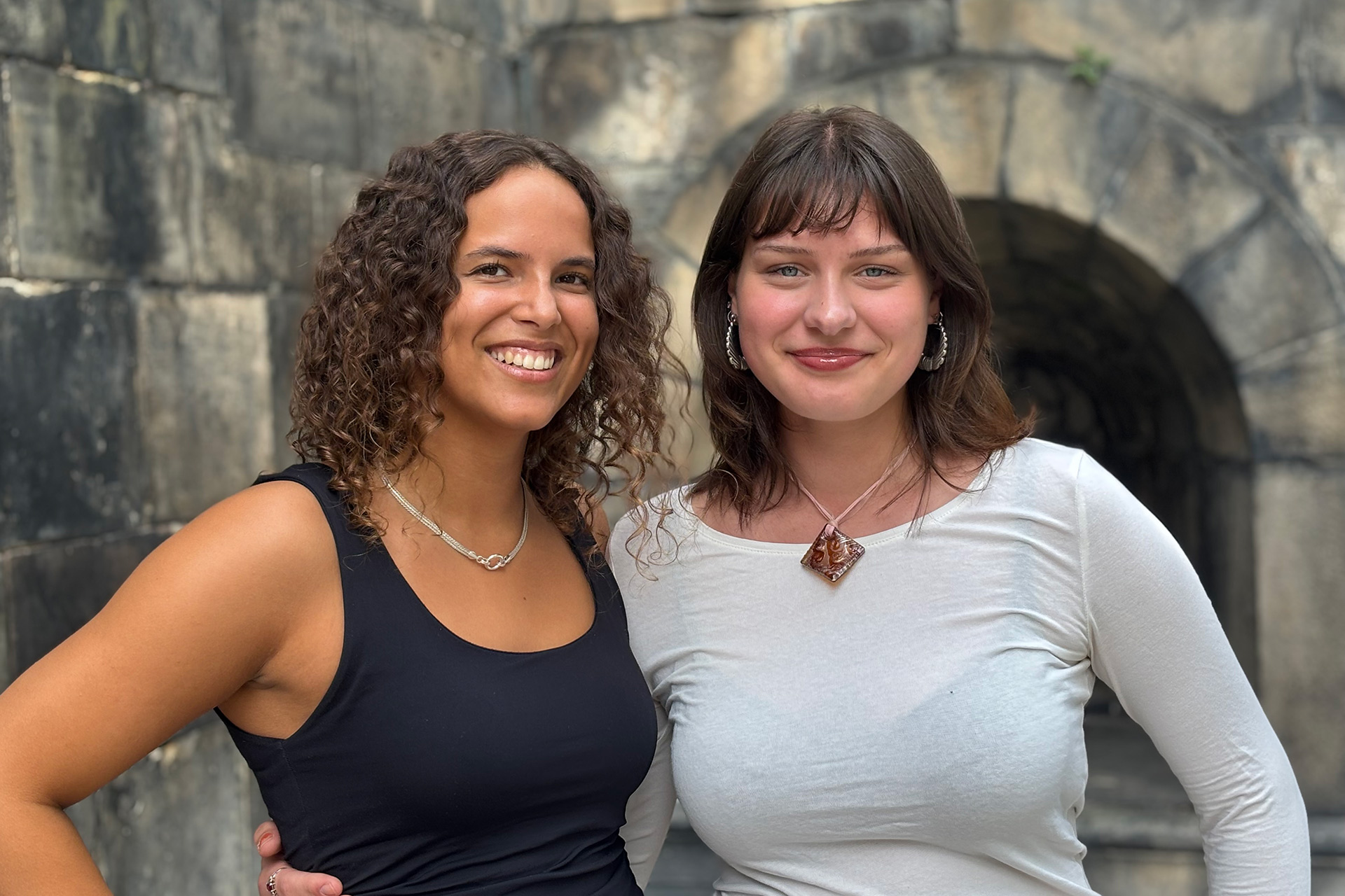 Två unga tjejer håller om varandra. 