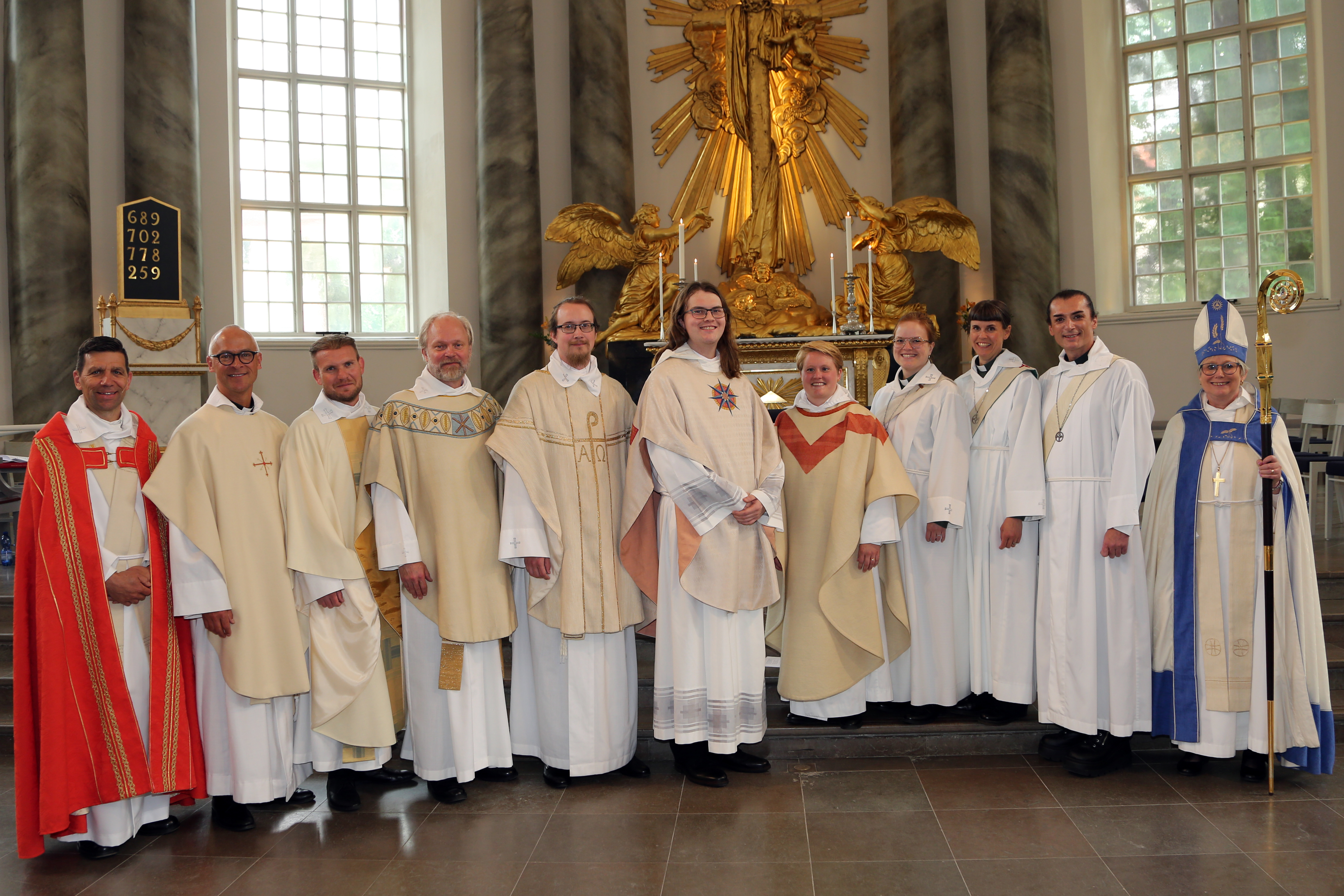 Domprost Stefan Hiller, Håkan Strandh, Daniel Eriksen, Anders Hasselgren, Johan Hylander, Theodor Helleberg, Nina Konnebäck, Erika Theil, Gudrun Norrfjärd, Em Jakobsson och biskop Susanne Rappmann. 