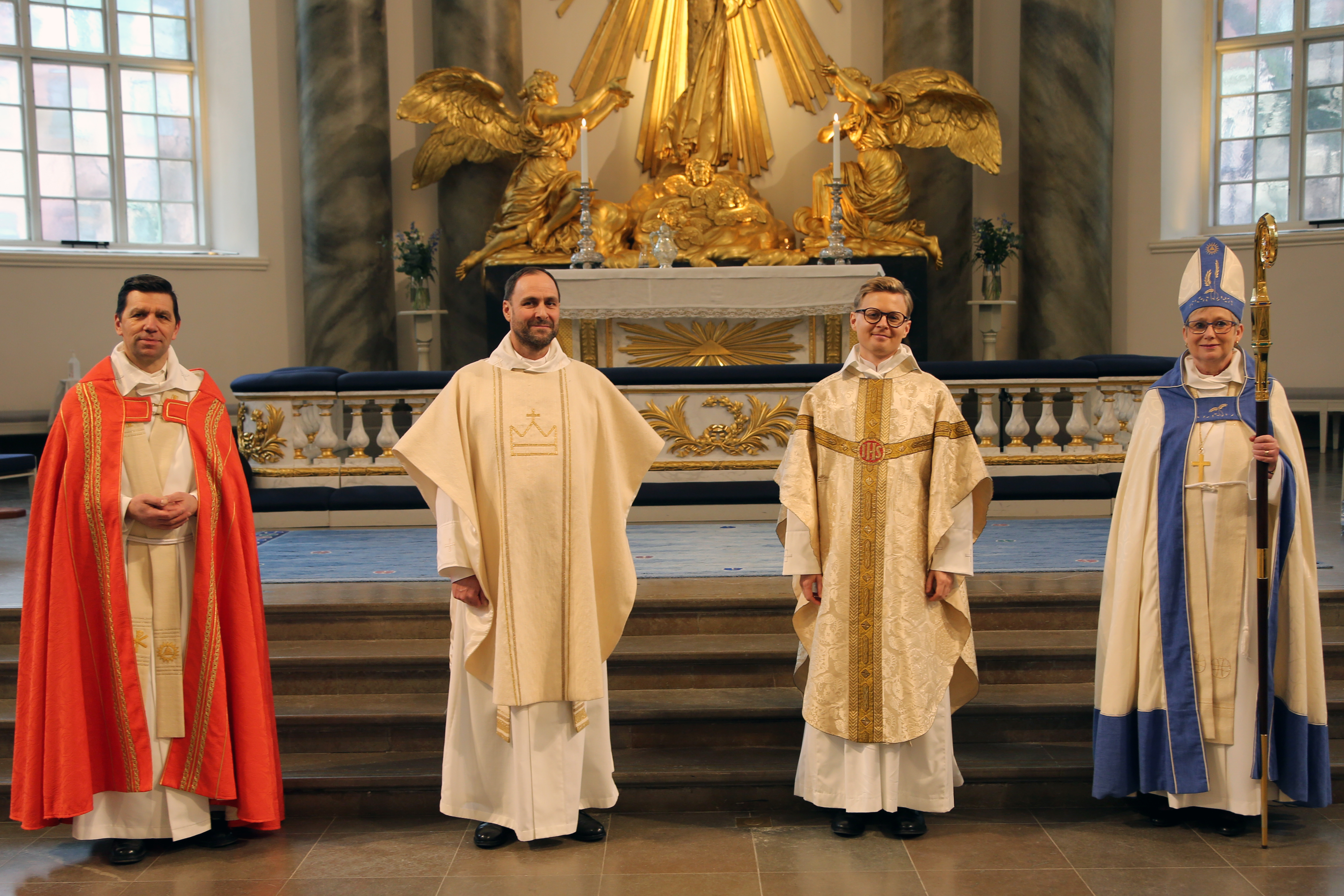 Georg Walser och Daniel Borssén flankerade av domprost Stefan Hiller och biskop Susanne Rappmann direkt efter vigningsmässan i Göteborgs domkyrka. 