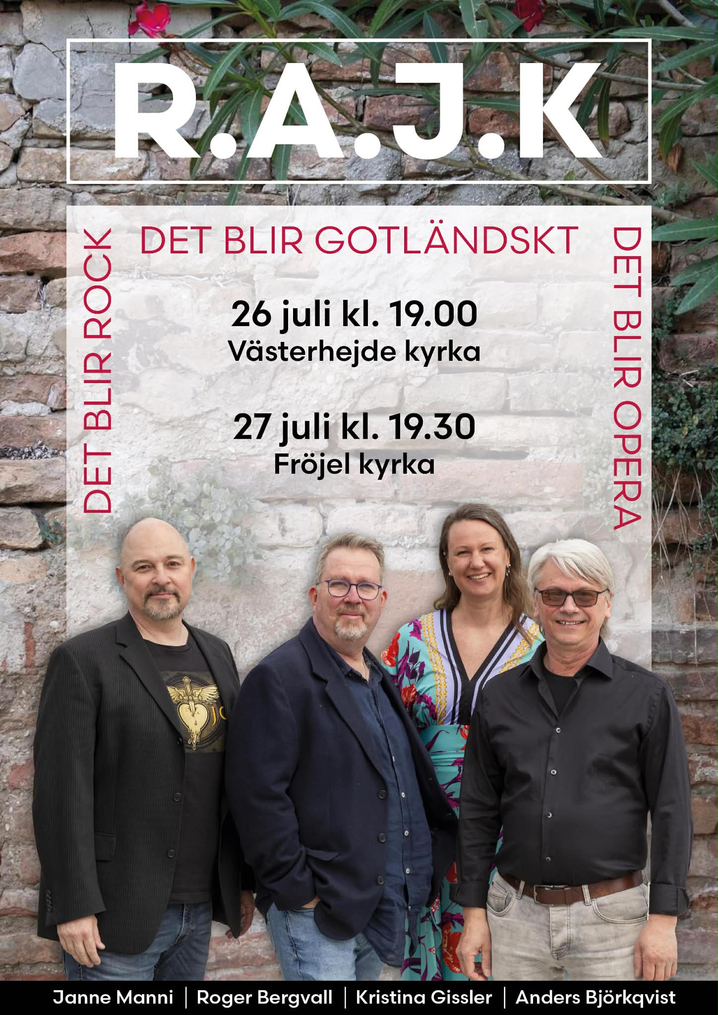 Tre män och en kvinna framför en mur