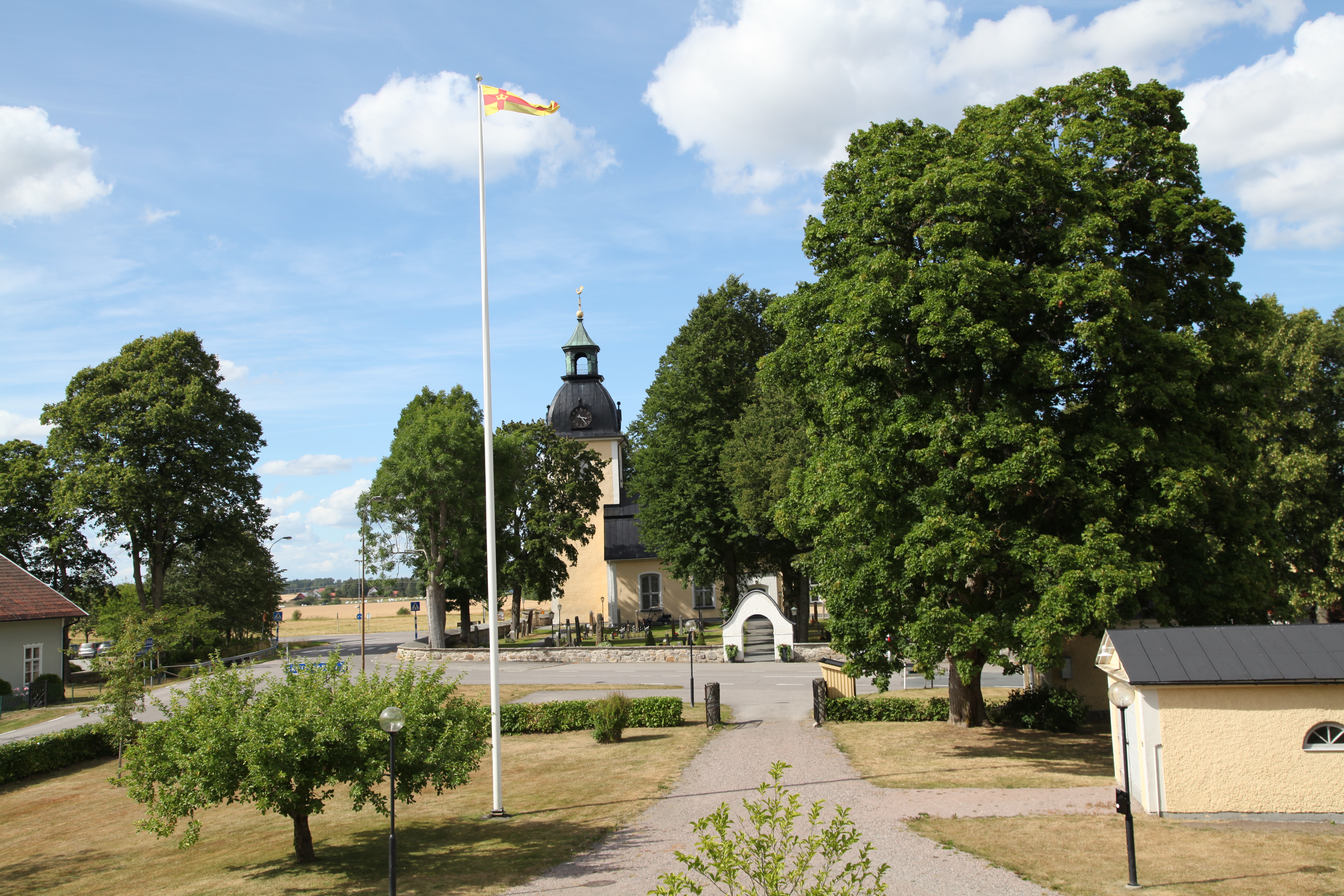 Ekeby kyrka i sommartid