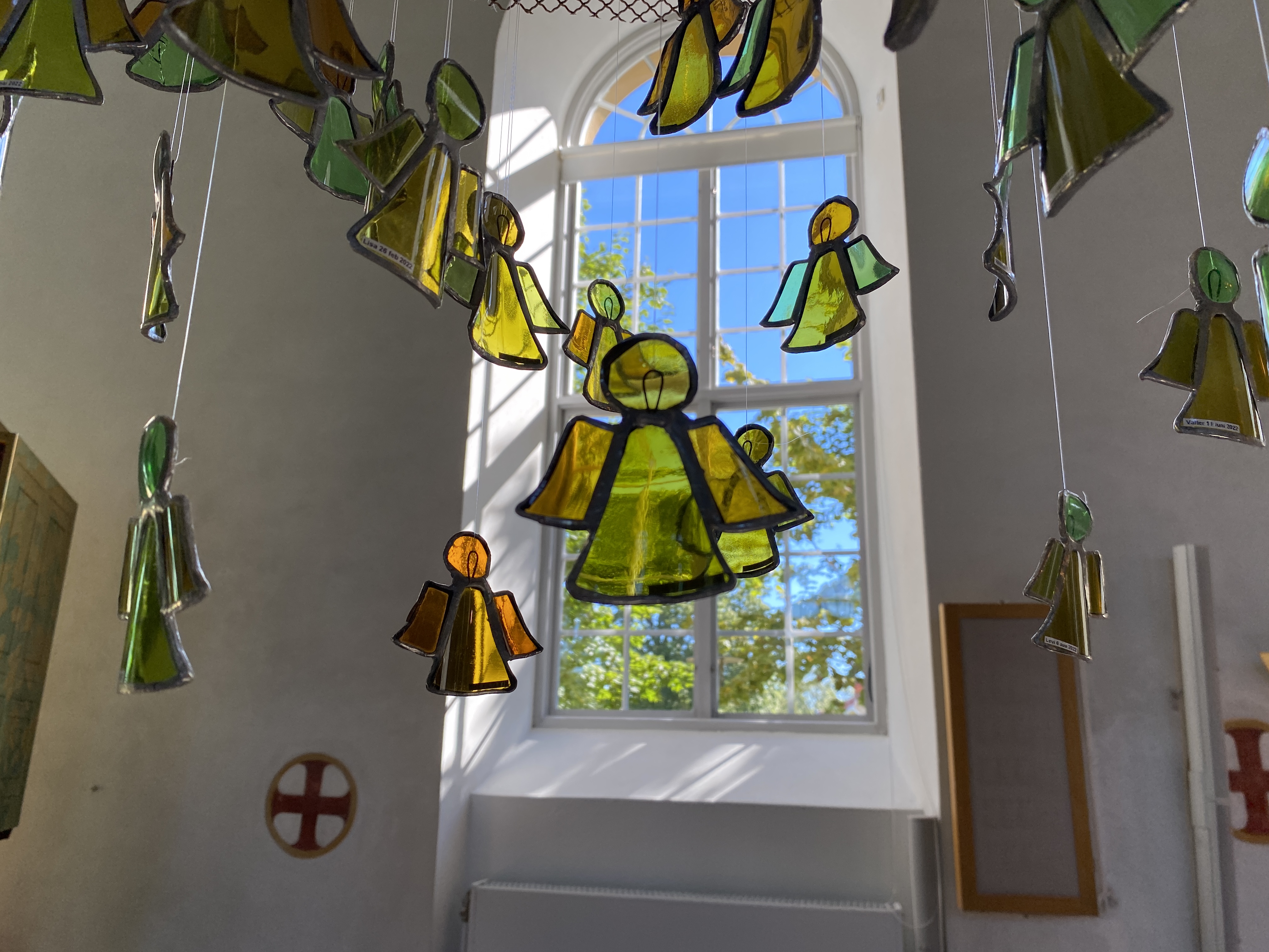 Dopänglar häner i takkronan i Kumla kyrka