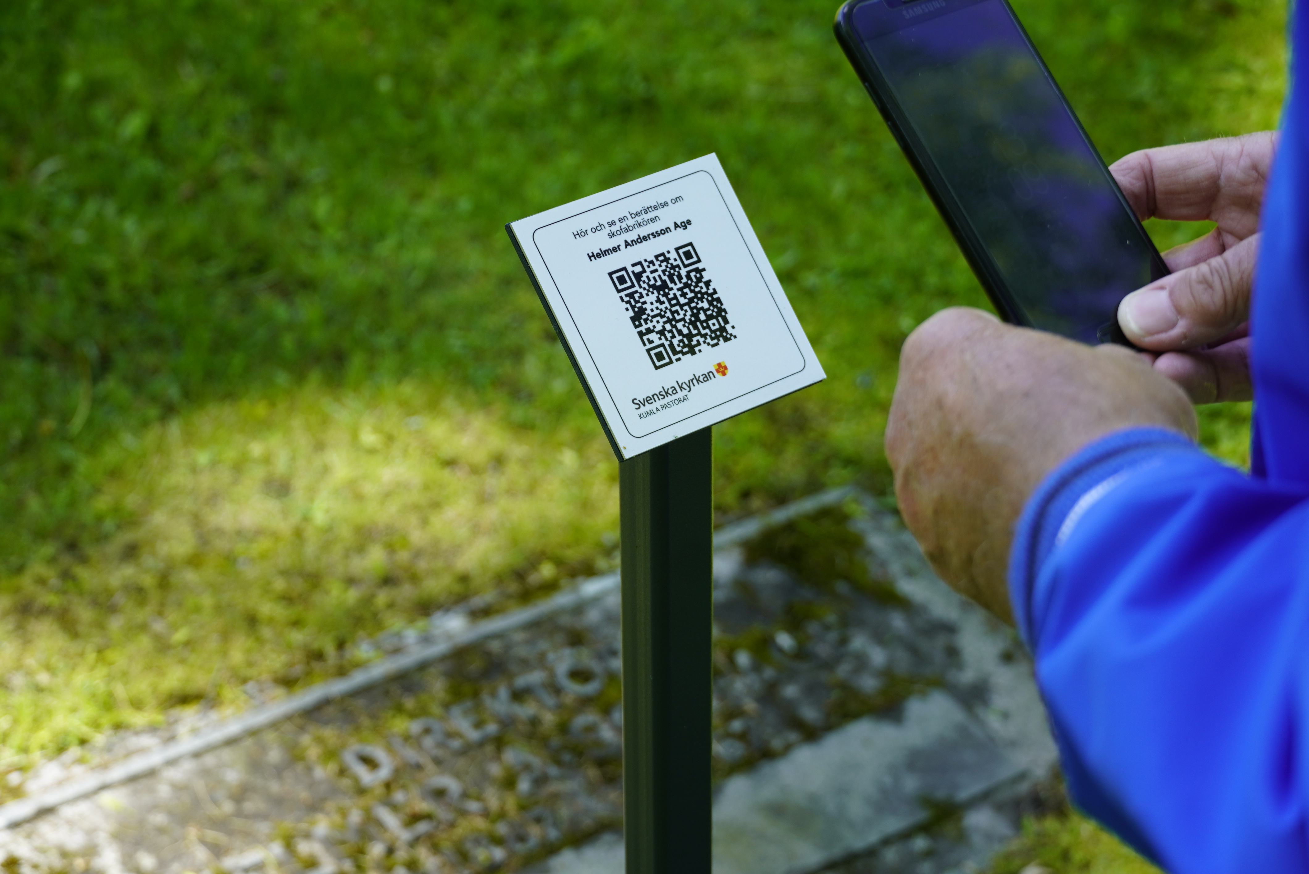 En skylt med en QR-kod som skannas av en mobiltelefon