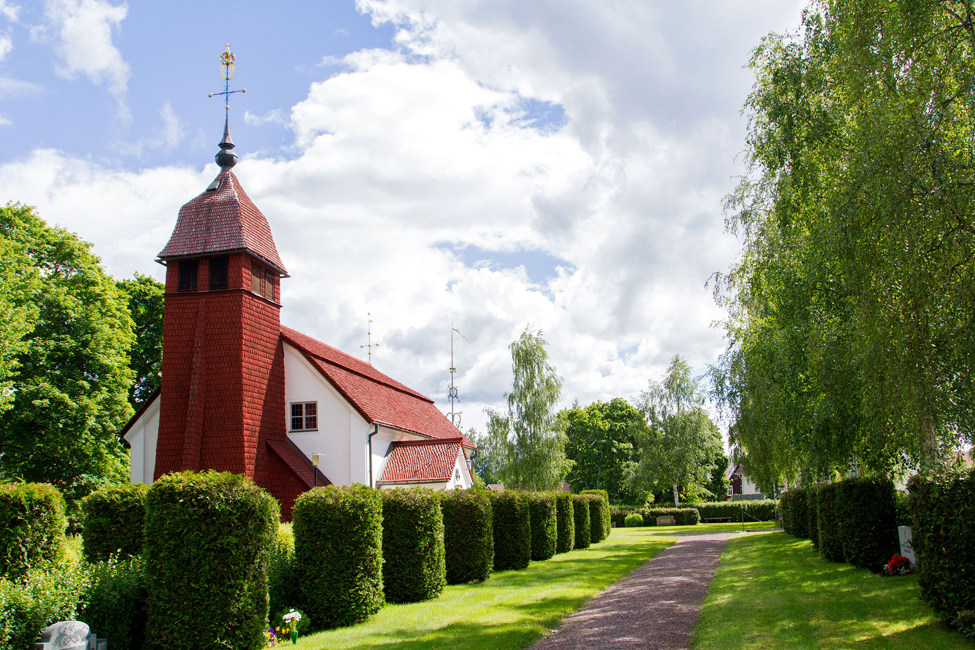 Djura kyrka i sommarskrud