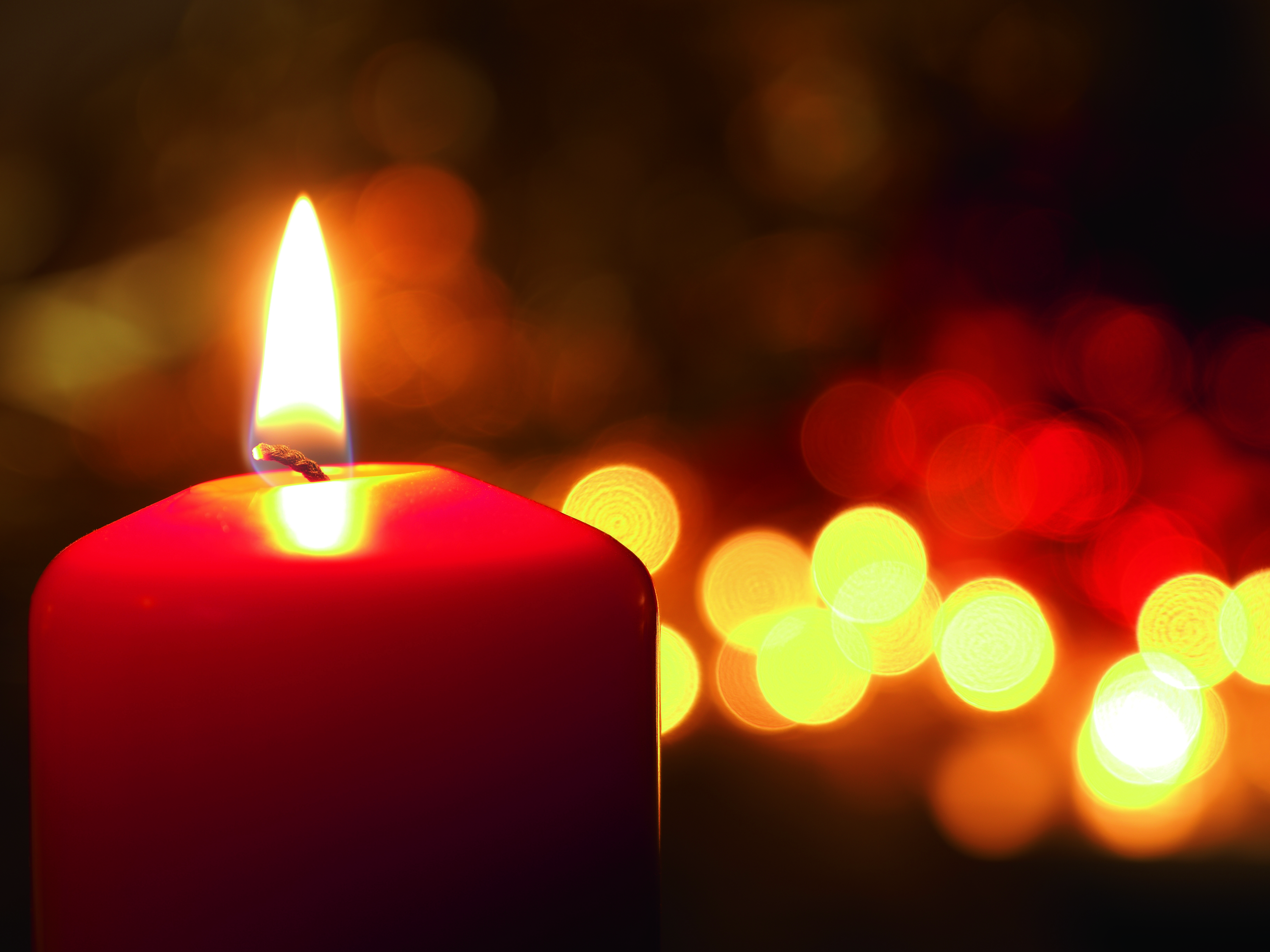 Rött blockljus som brinner.