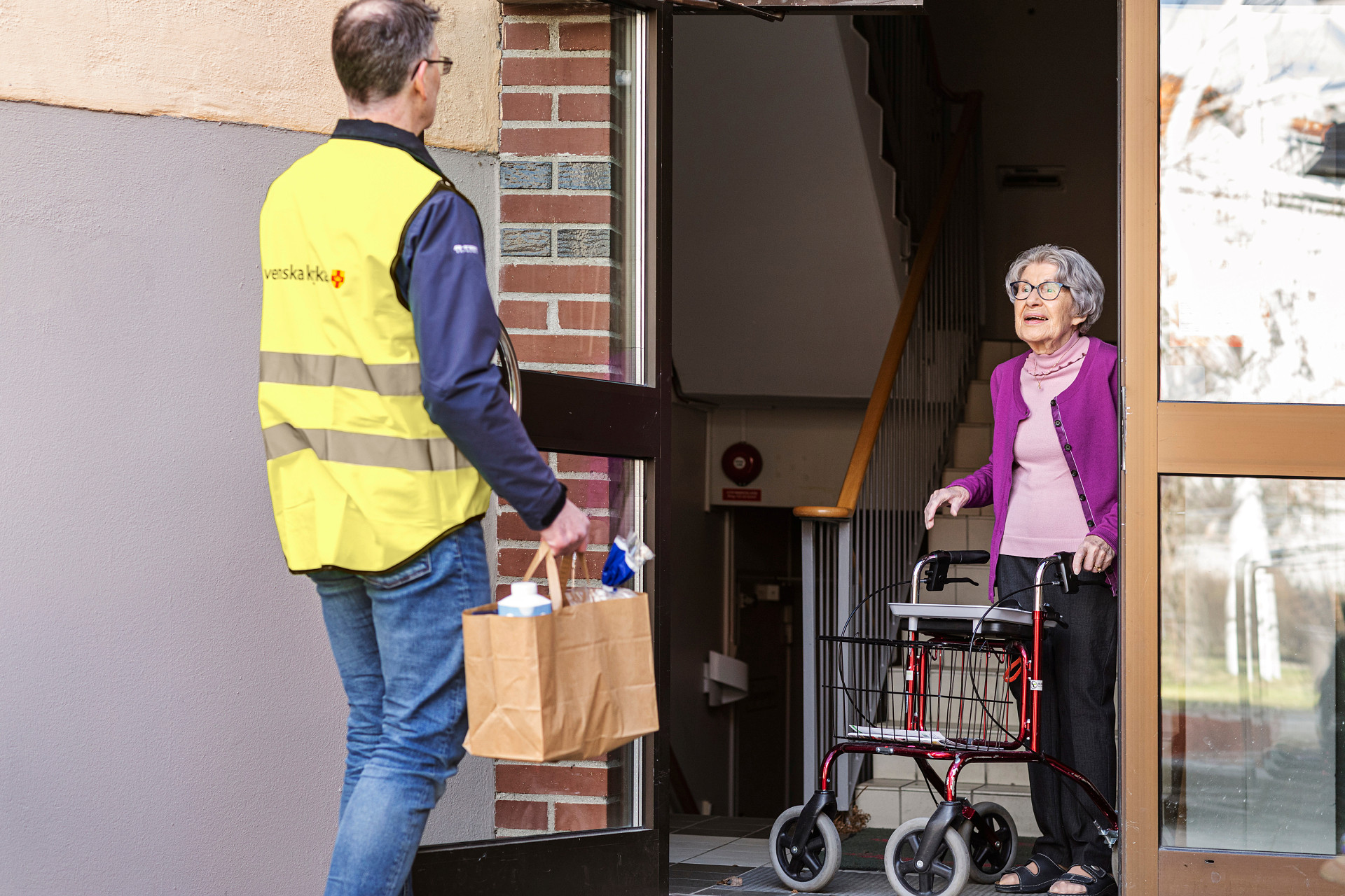 Kvinna får matkasse 