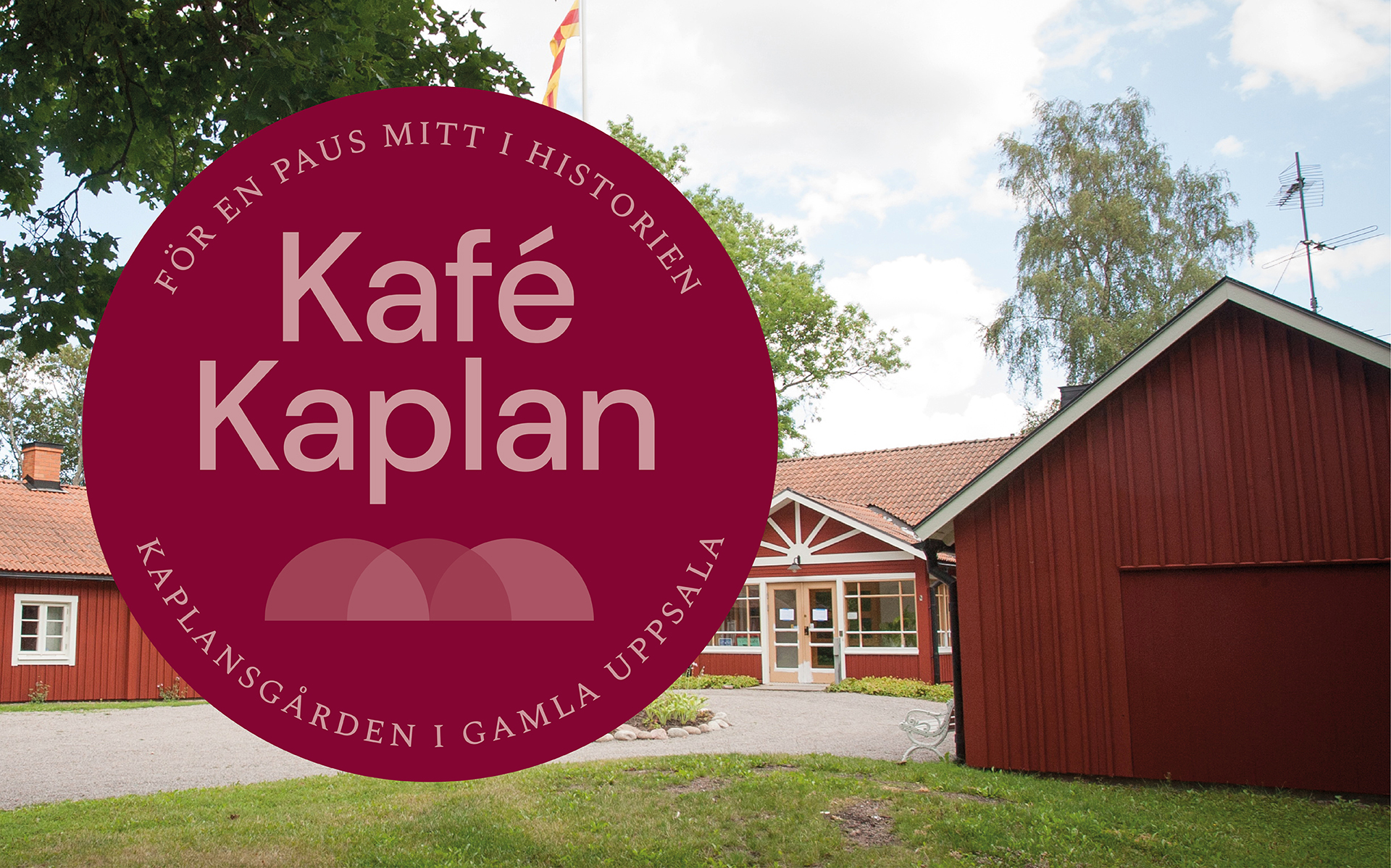 Logotyp för Kafé Kaplan i Gamla Uppsala. I bakgrunden Kaplansgården.