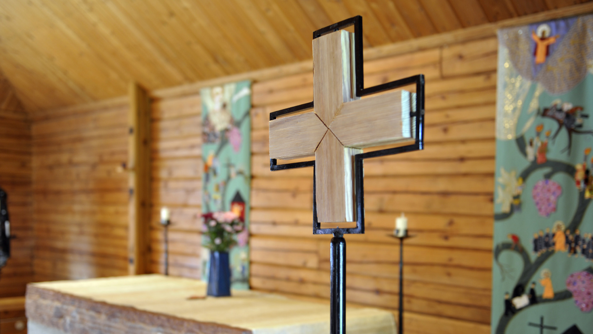 Sunnersta interiör. En träkyrka.