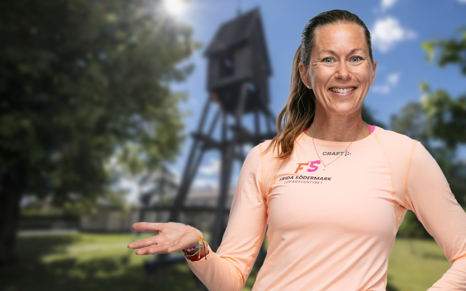 En kvinna står framför en klockstapel