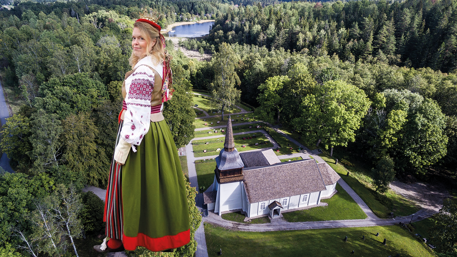 En vy över Simonstorps kyrka med skog och sjö omkring. Monterat i bilden är en kvinna klädd som kronbrud, med folkdräkt och krona på huvudet.