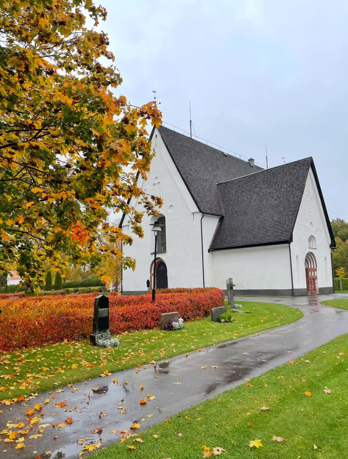 Vika kyrka i höstskrud