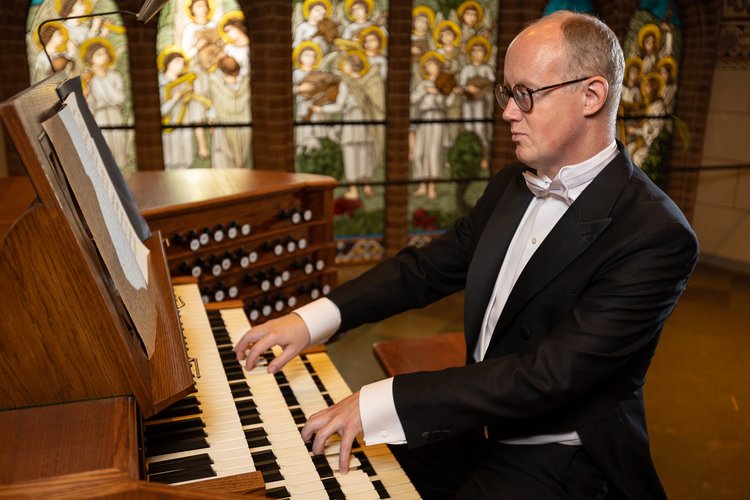 Jonas Lundblad, Mariakörens dirigent, spelar på kyrkorgel