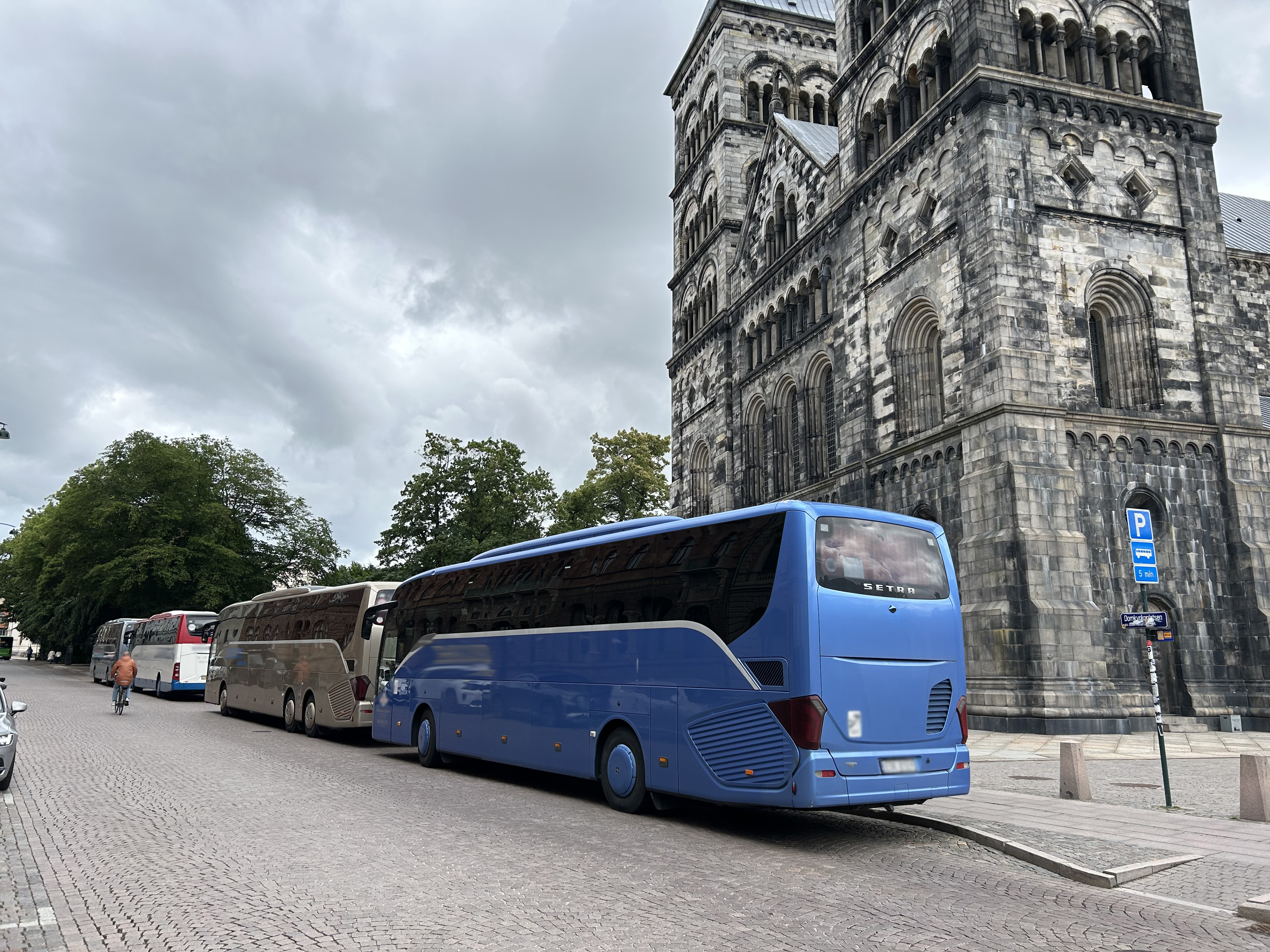 Bussar på rad på gatan utanför Lunds domkyrka.