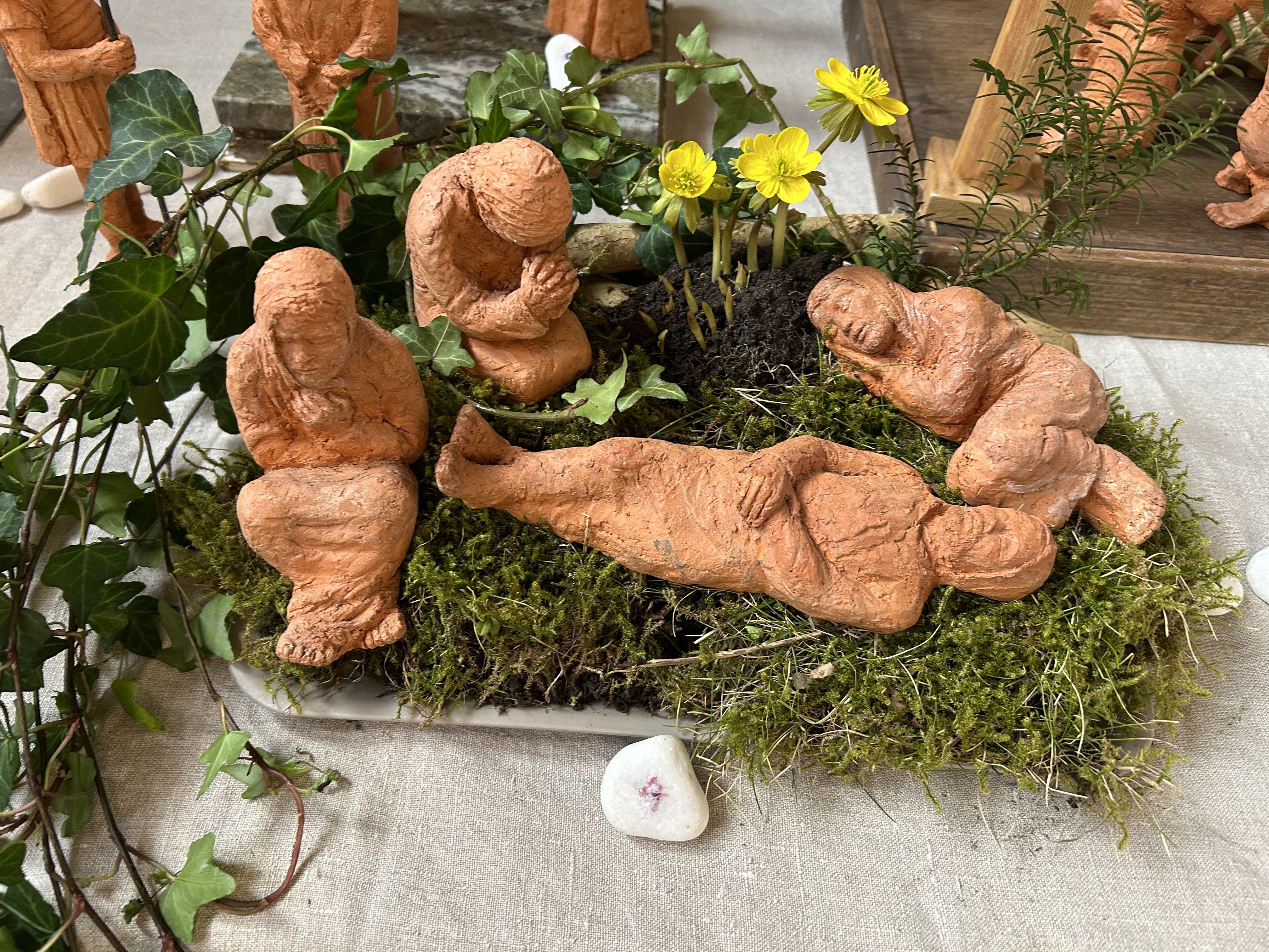 Terakottafigurer i påsklandskapet i Norra Nöbbelövs kyrka