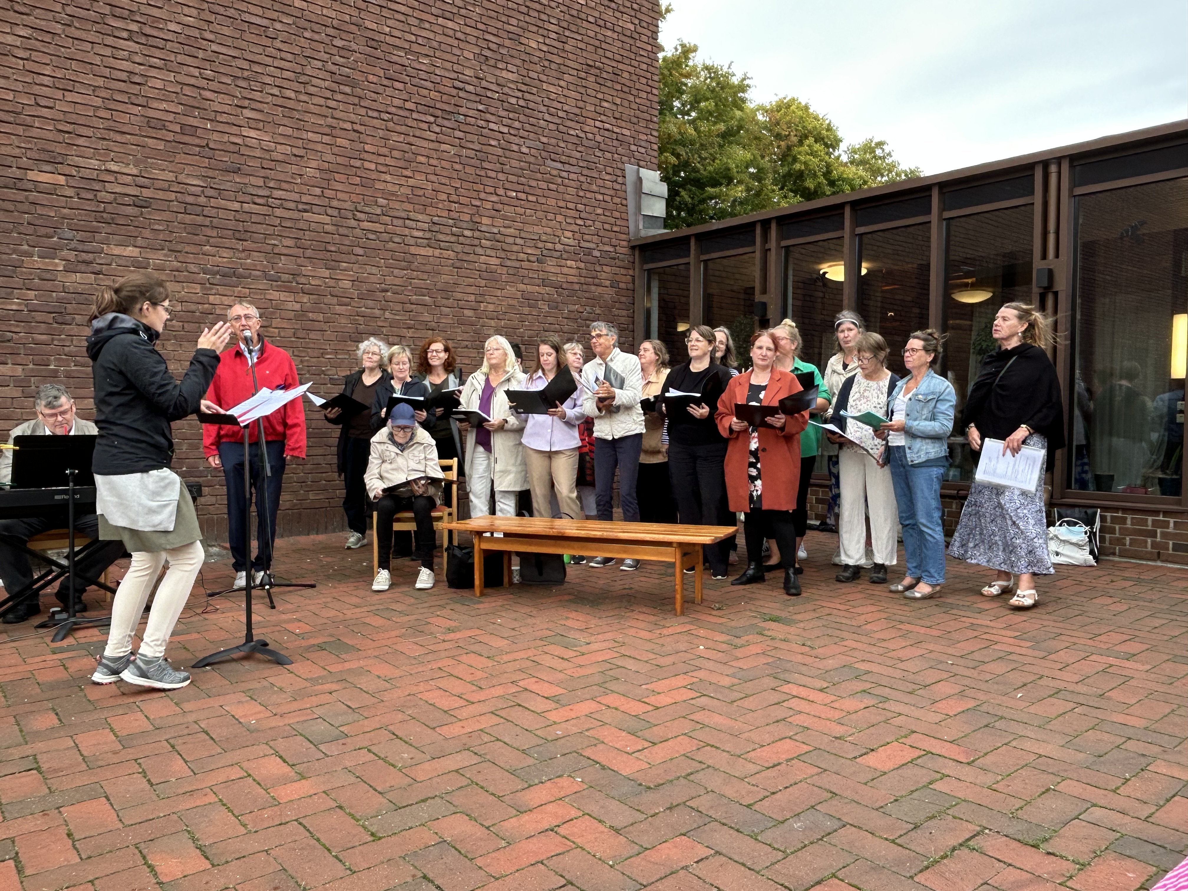 kör som sjunger utomhus