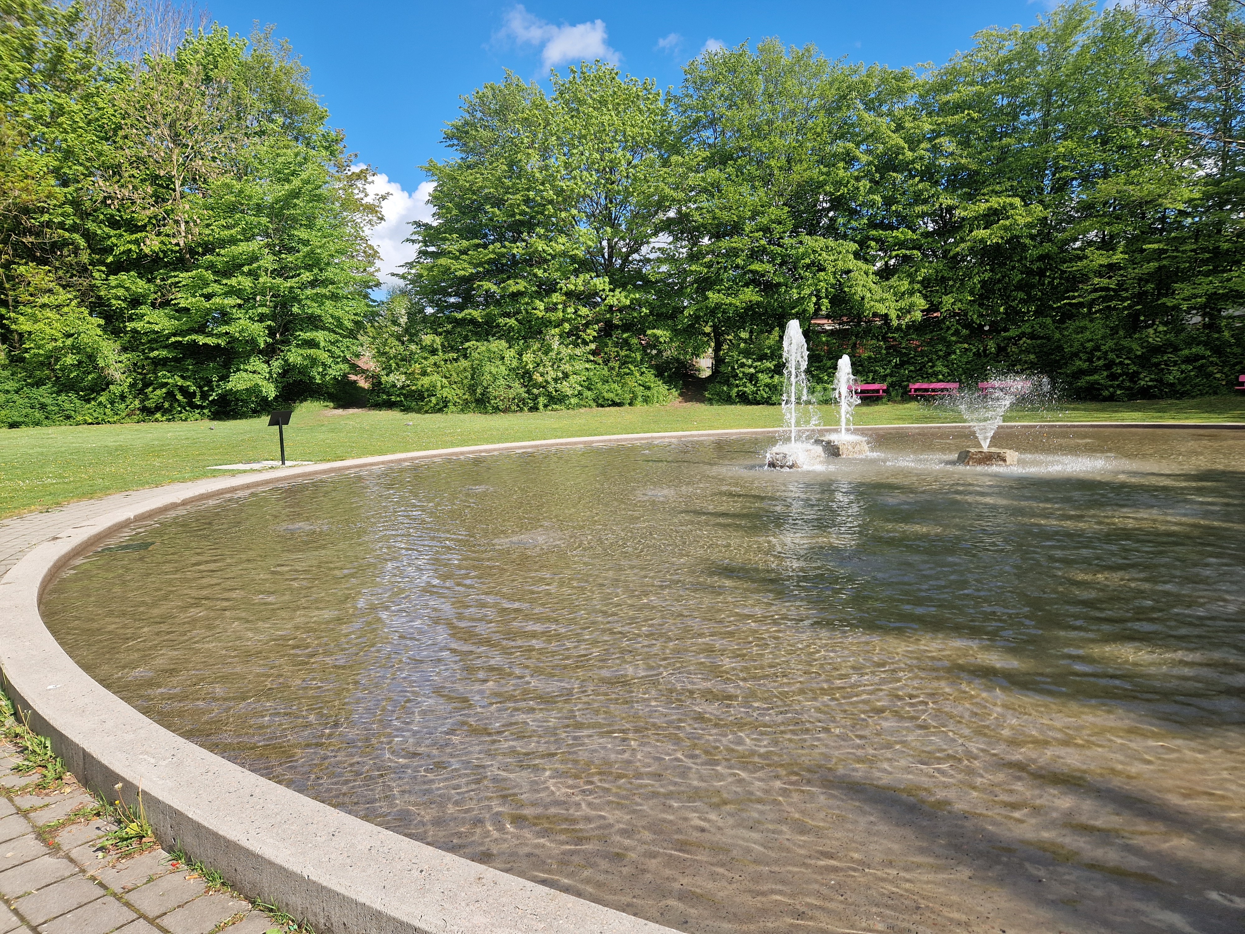 dammen i parken på Klostergården med fontäner