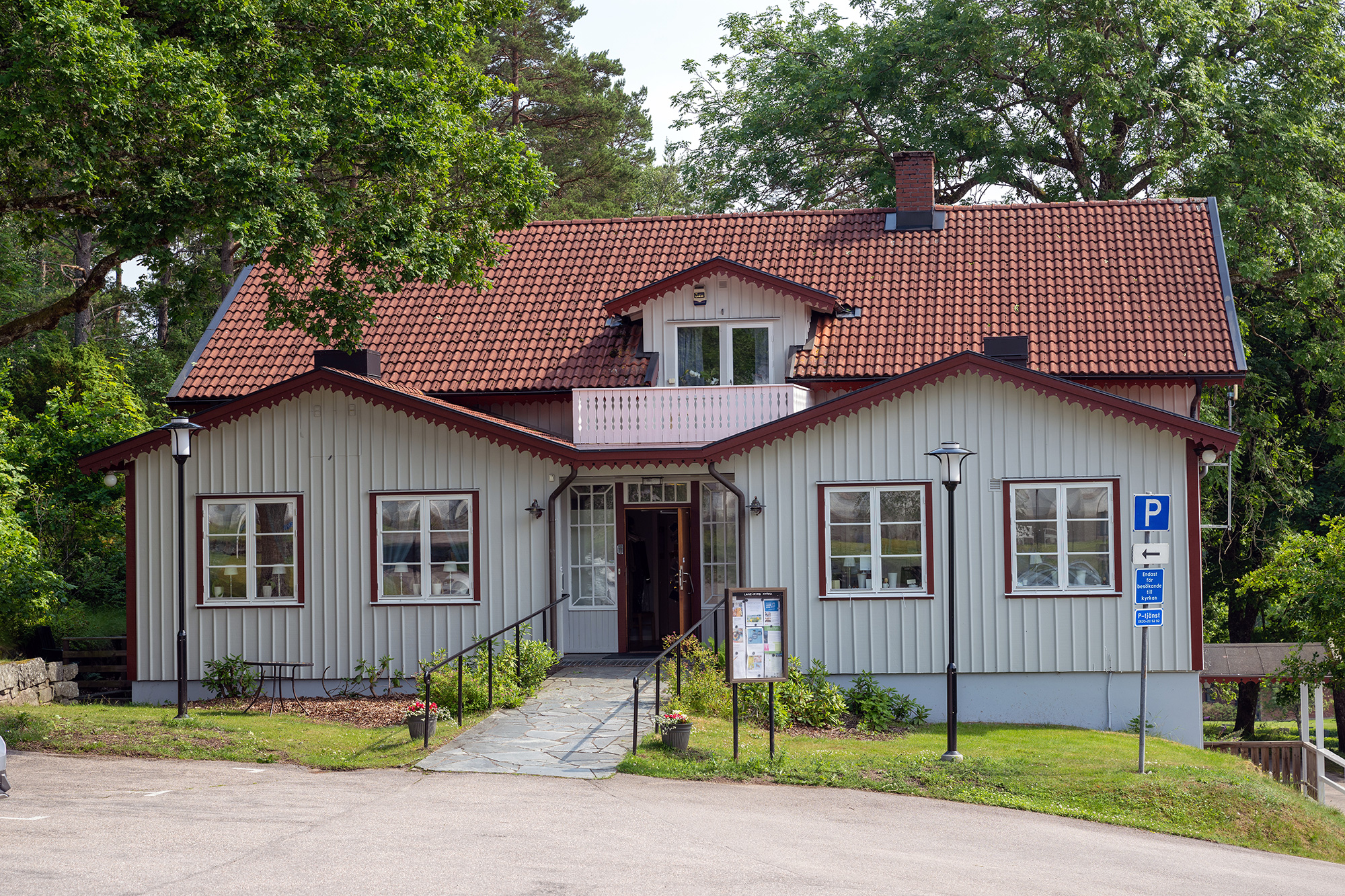 Lane-Ryrs församlingshem, entrésidan