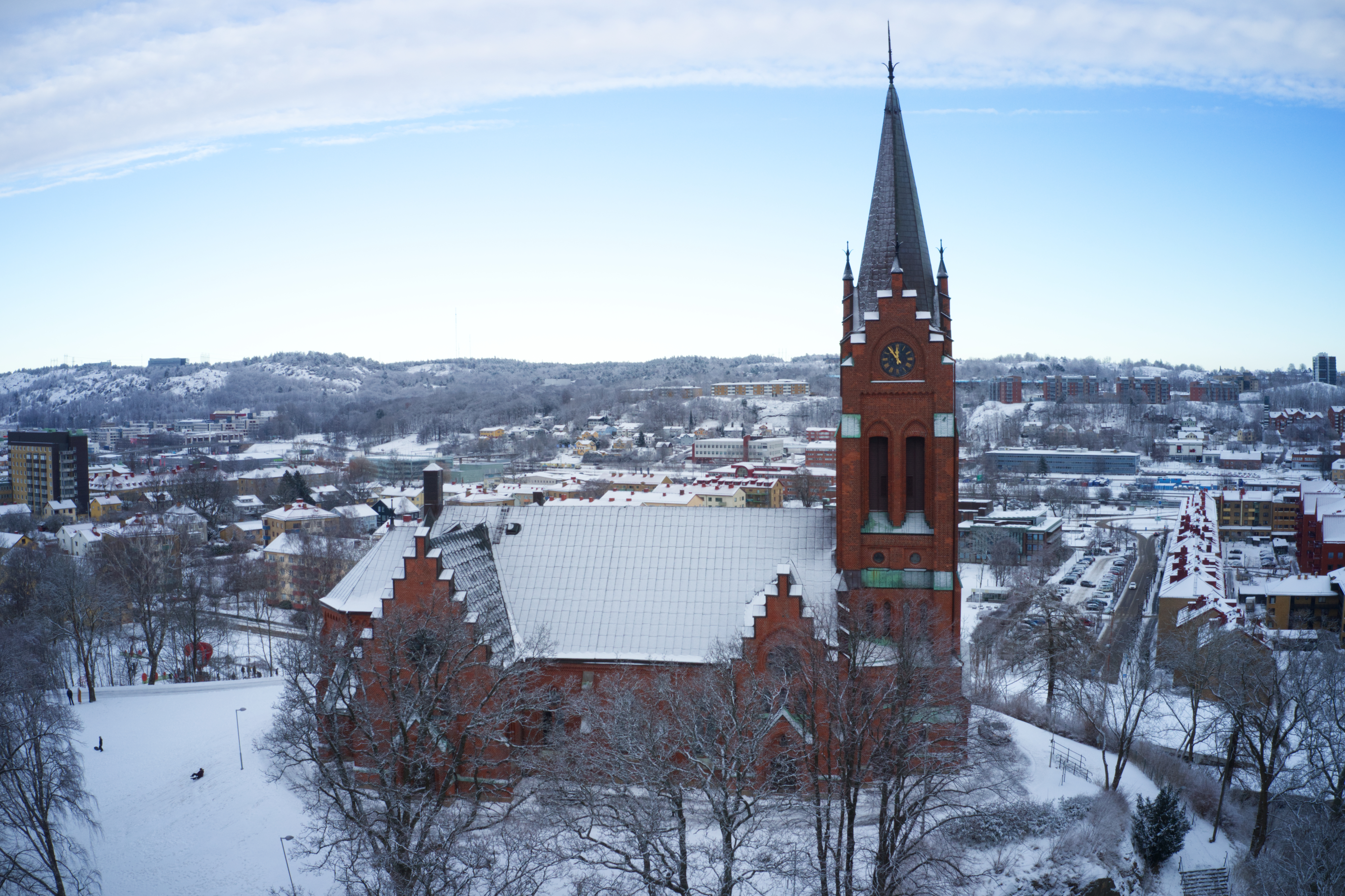 Fässbergs kyrka i vinterskrud. 