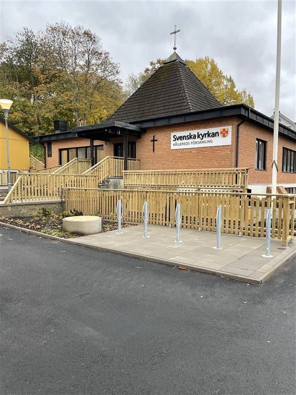 Centrumkyrkan i Kållered. Byggnaden är i tegel, svart tak. Framför kyrkan är det ett trästaket runt trapporna. 