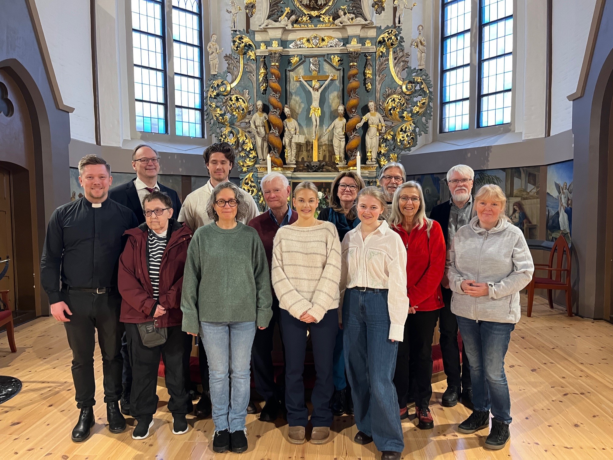 Församlingsrådet för Fässberg, fotograferat framför altaret i Fässbergs kyrka