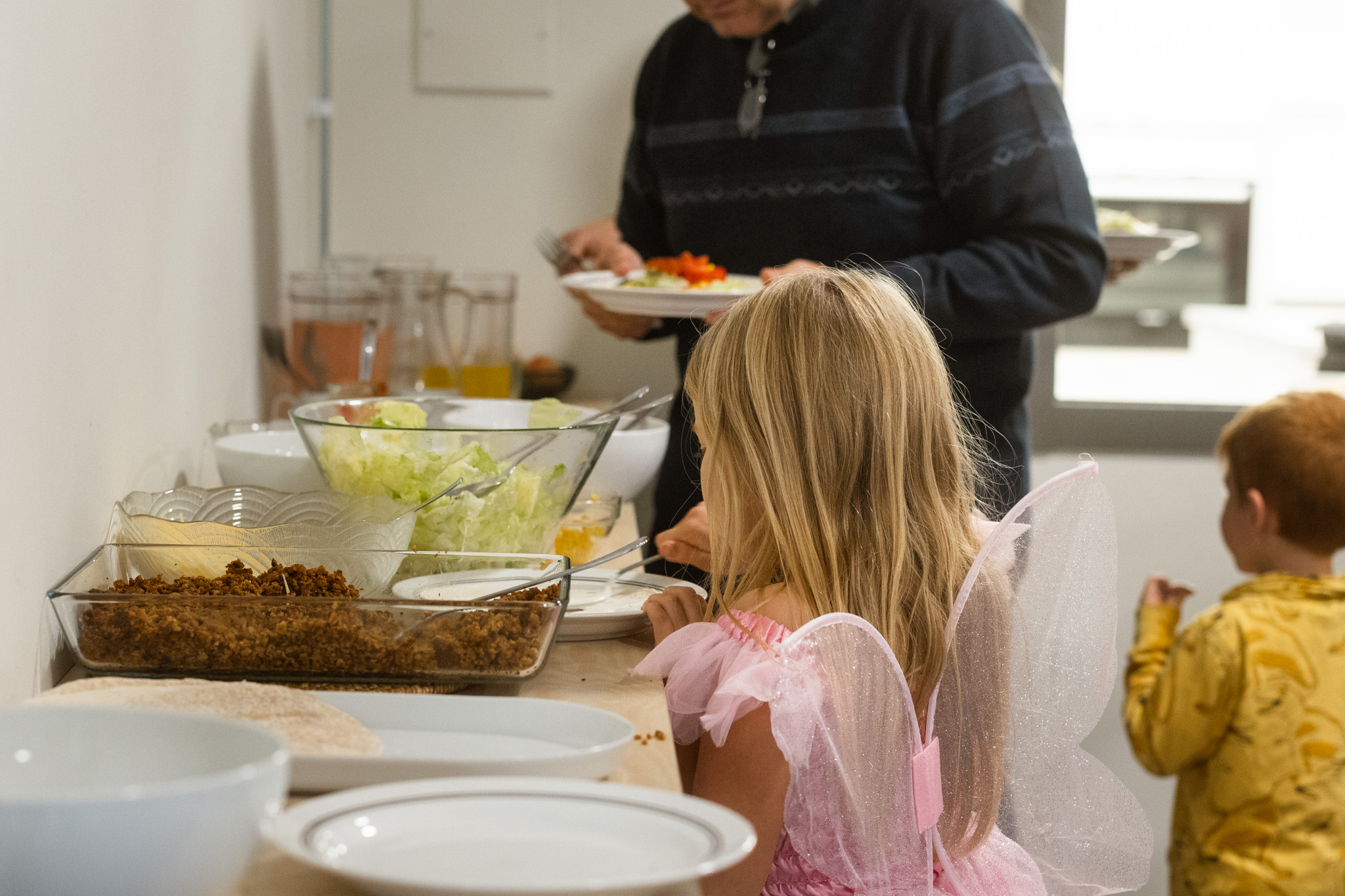 Flicka med älv-vingar tar tacos