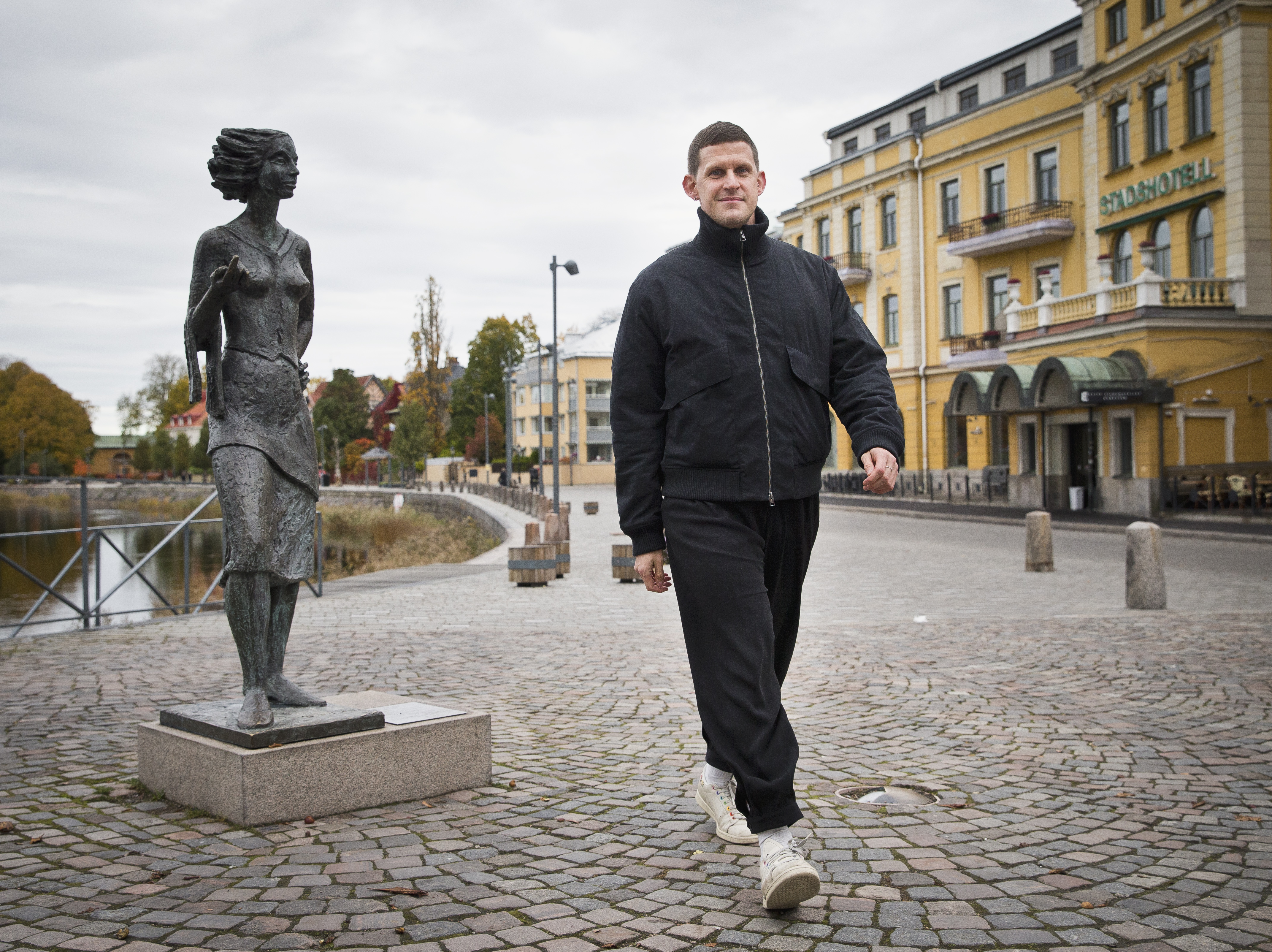 Kalle Norwald kommer gående i närheten av Solastatyn i centrala Karlstad.
