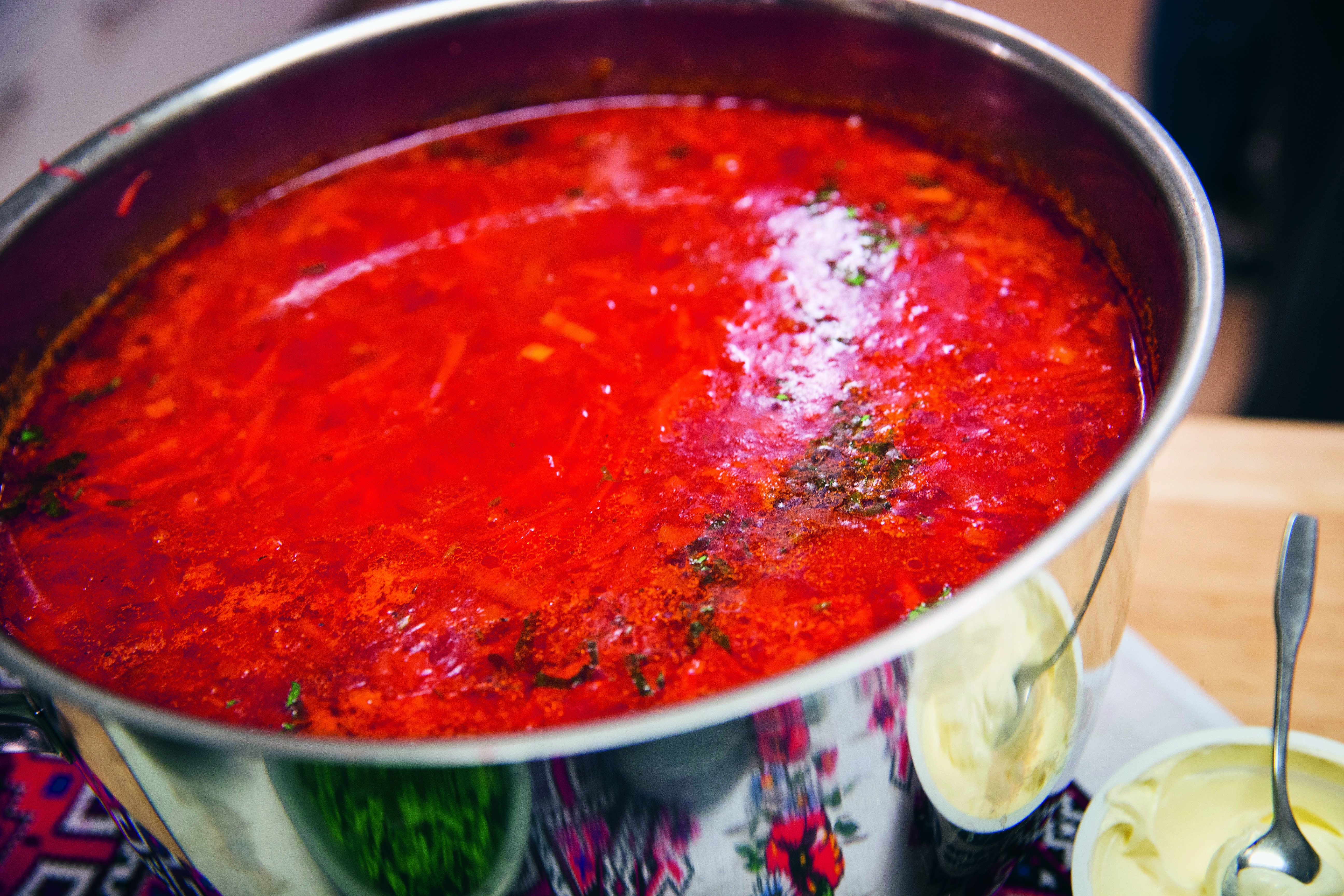 Klarröd borsjtjsoppa i en stor kastrull.