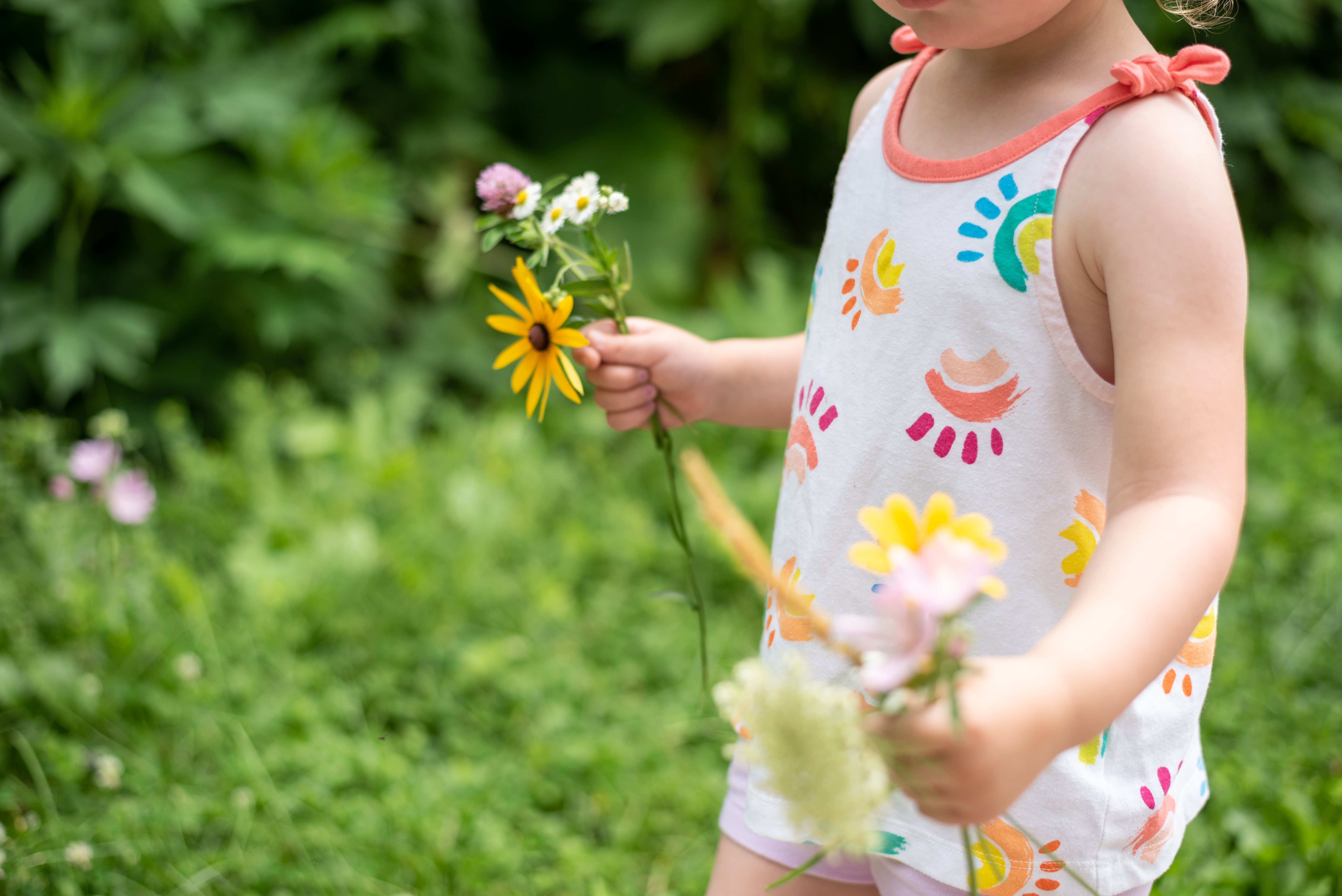 Barn med blommor i hand