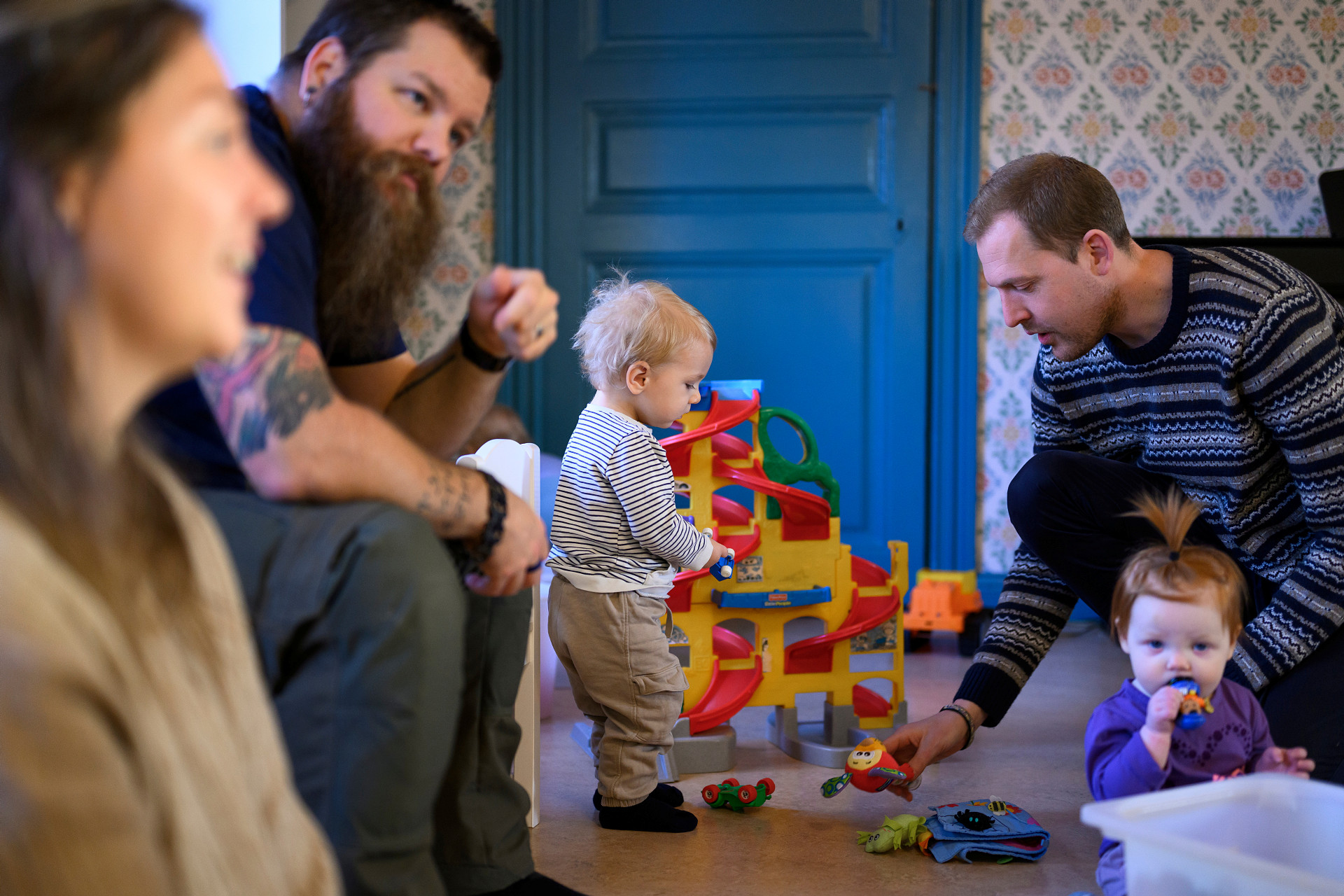 Föräldrar och barn leker