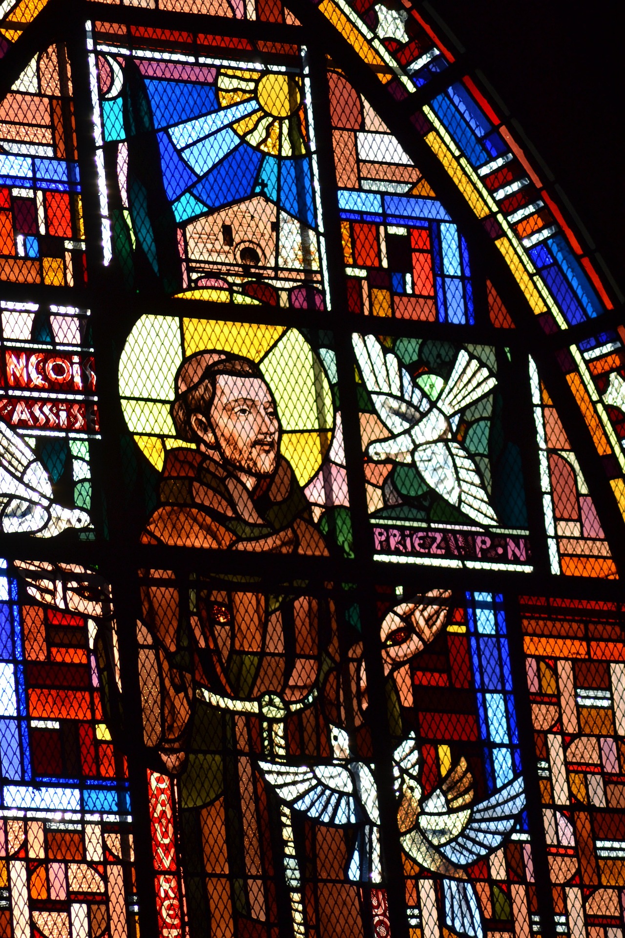 Kyrkfönster med Franciskus av Assisi och duvor. 