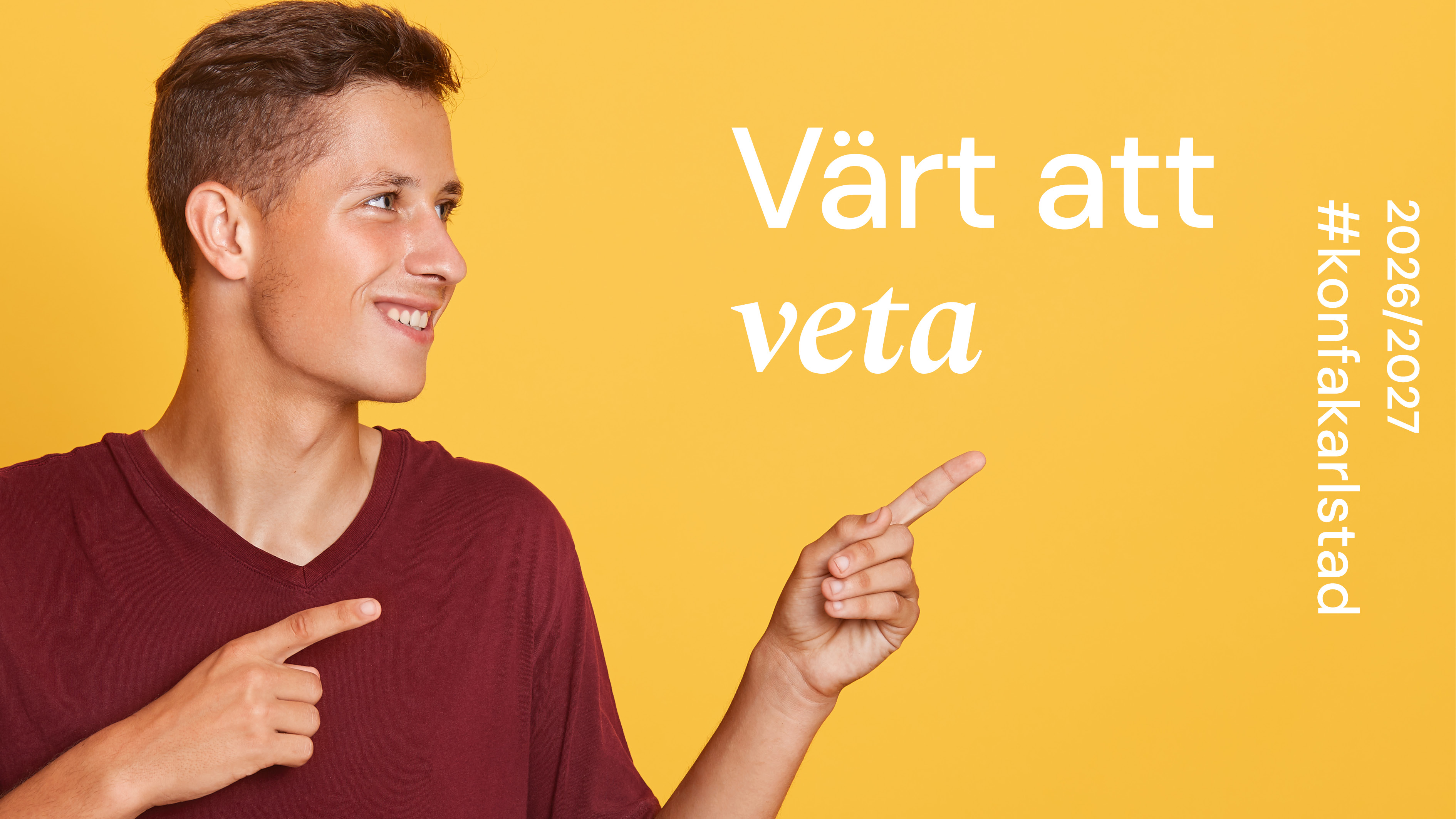 En glad tonårskille med brunt hår pekar med två fingrar på orden "Värt att veta".
