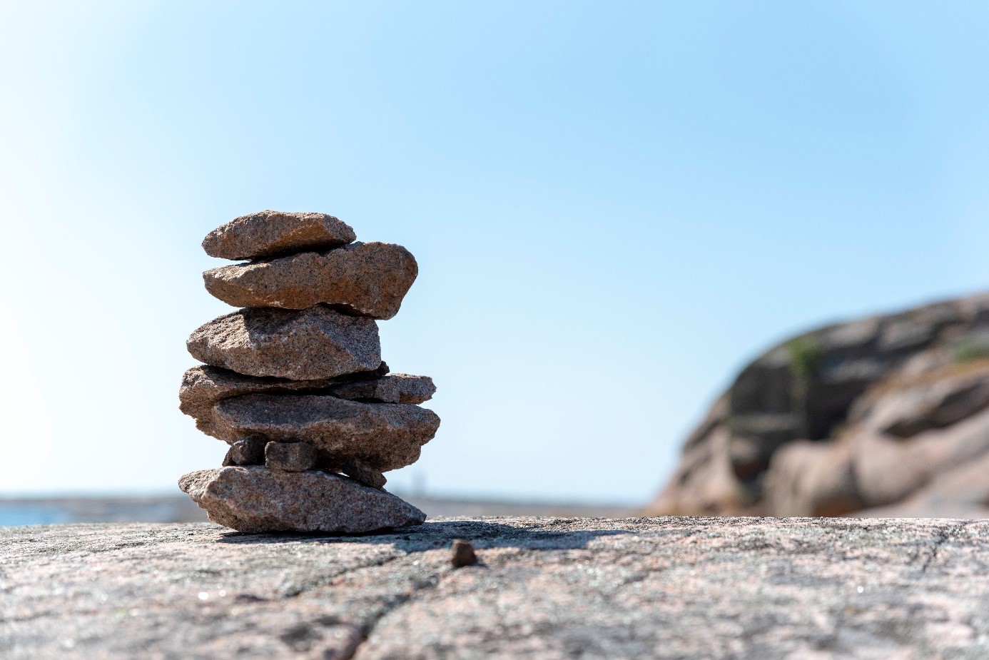 Kontemplativ meditationsretreat - stenar vid havet