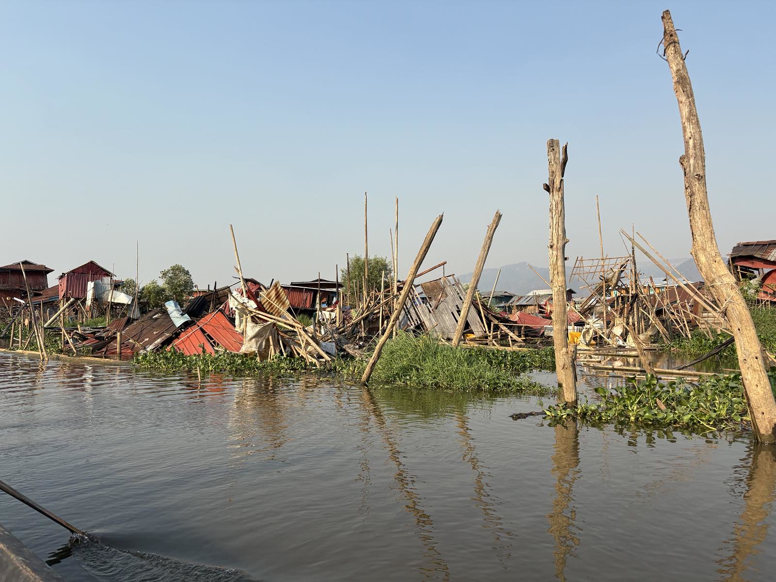 Raserade byggnader intill vatten