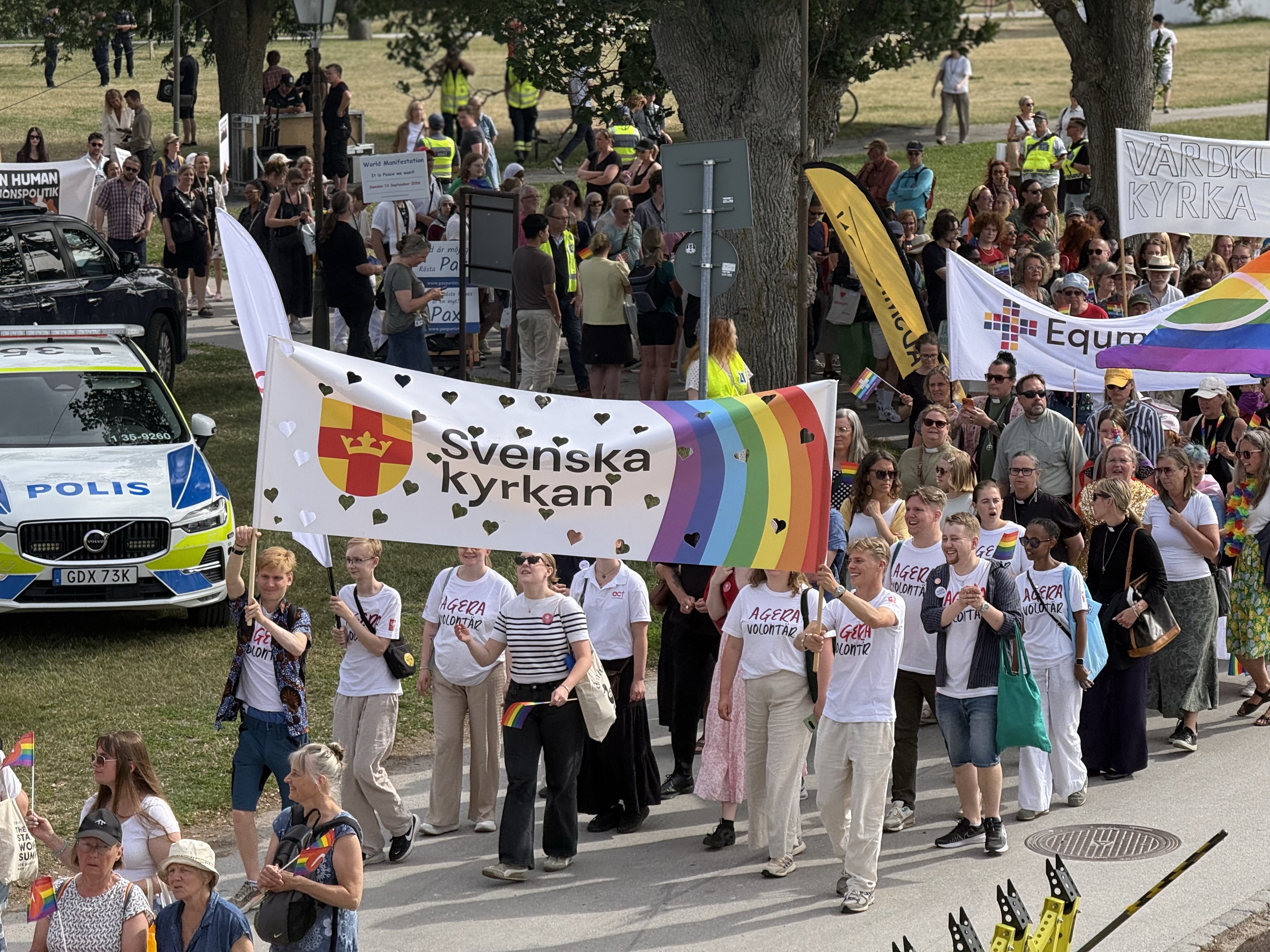 Ett tåg av människor går genom Visby för Mångfaldsparaden 2026