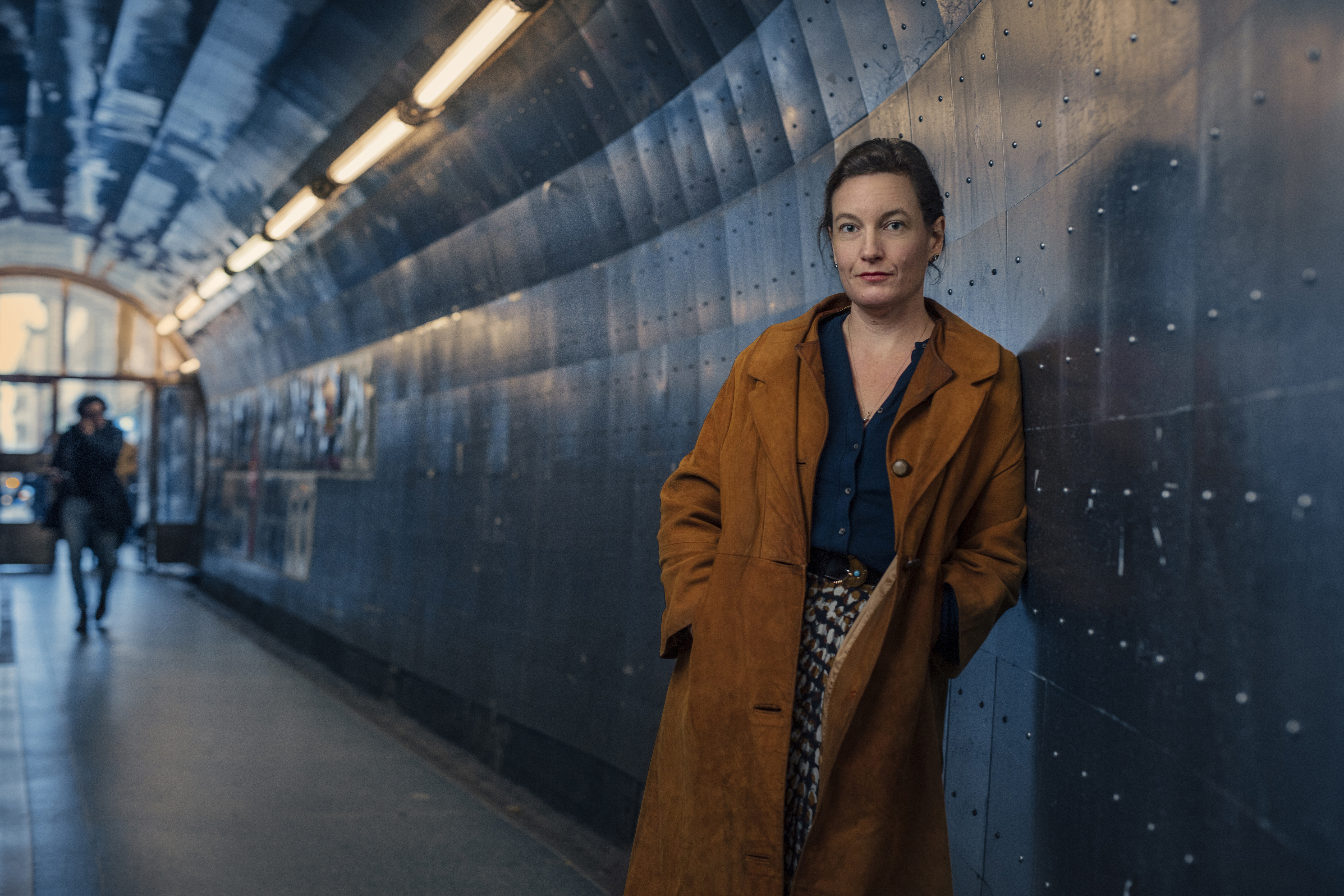 Porträttbild av Agnes i tunnelbanan