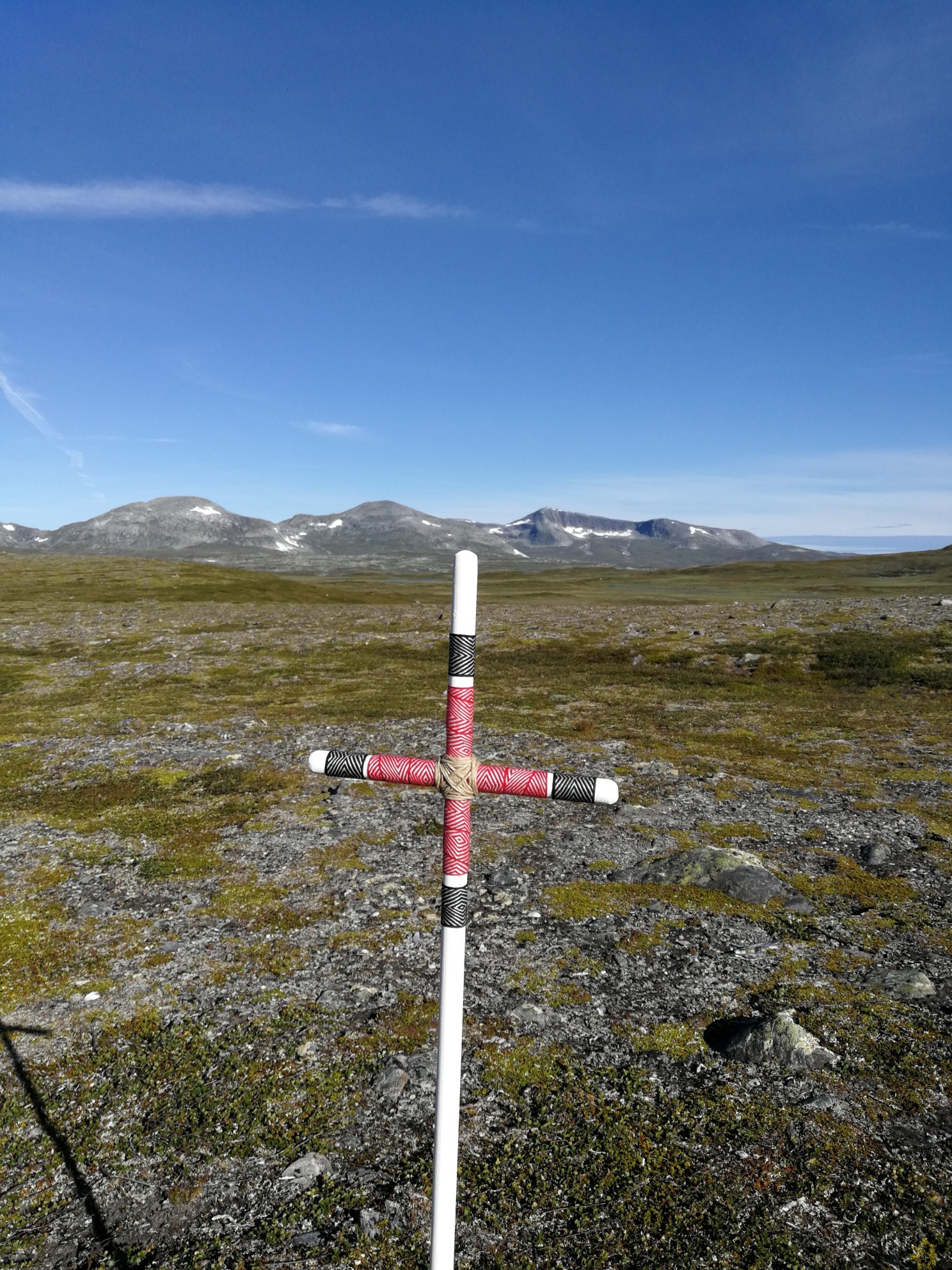 Ett kors står ute på fjället.