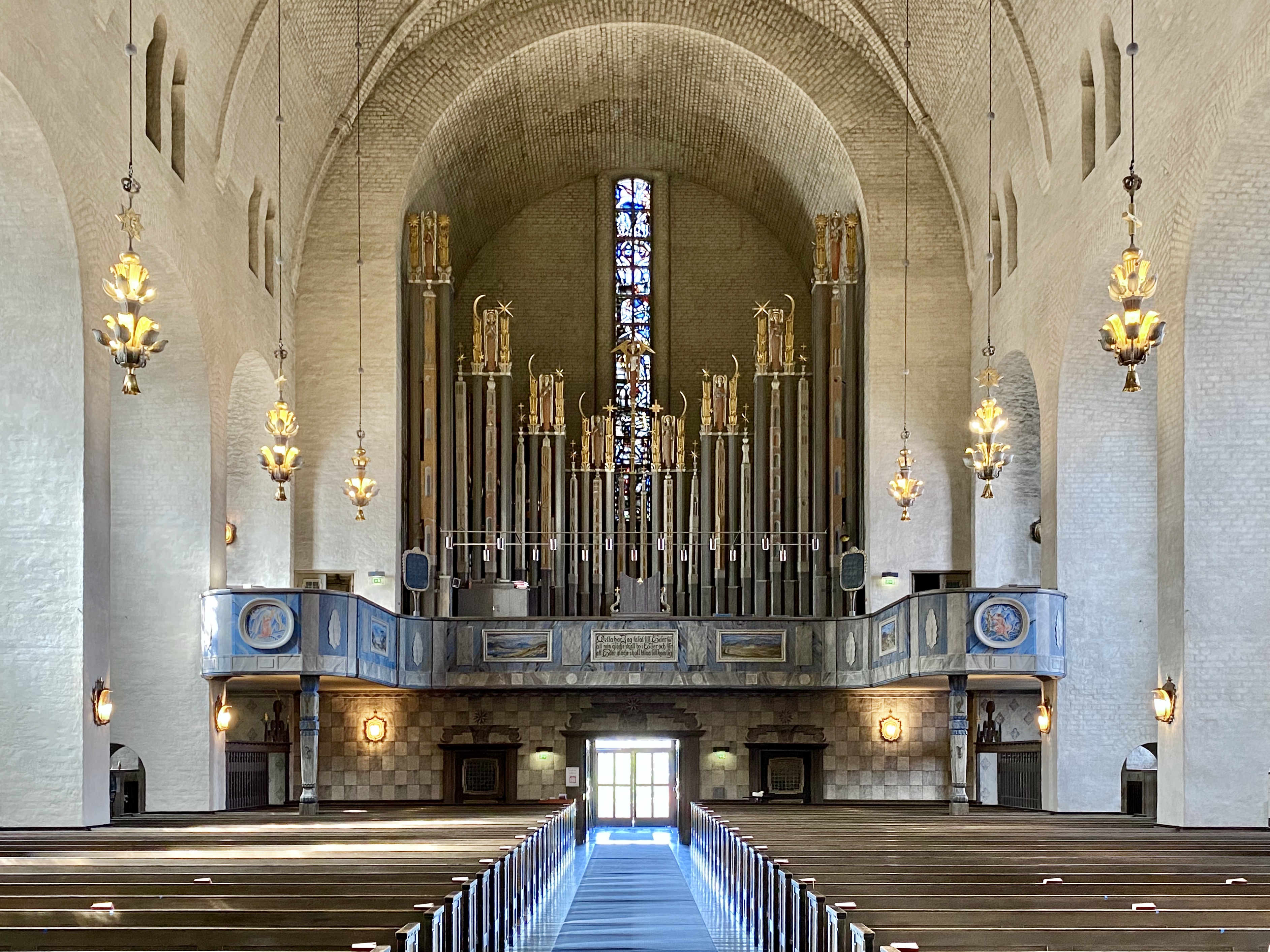 Inuti Högalidskyrkan, bänkar, lampor, valv och den stora orgeln. 