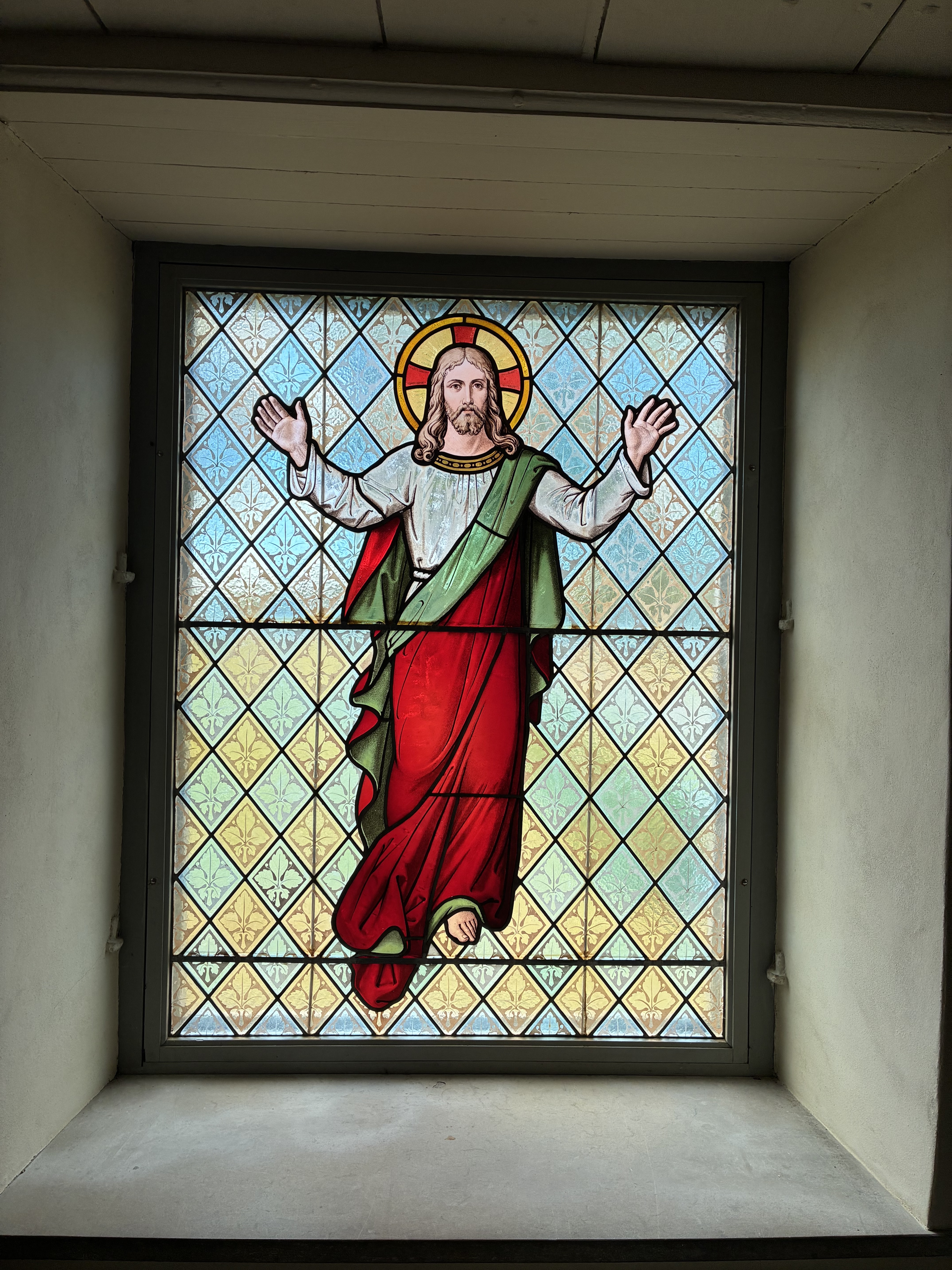 Ett fönster med glasmosaik som föreställer Jesus som flyger i luften