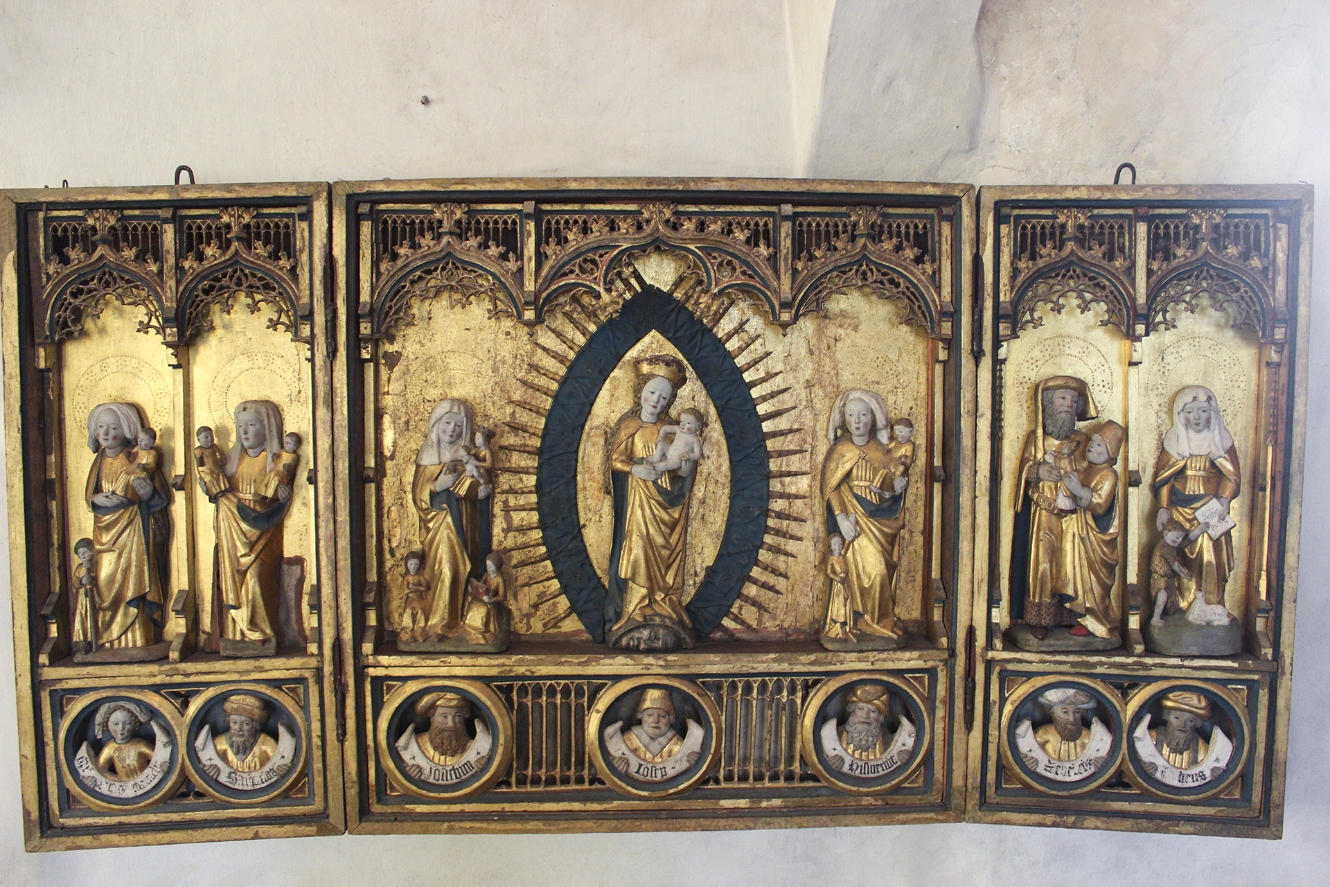 Jungfu Maria i centrum "omgiven av den heliga släkten"