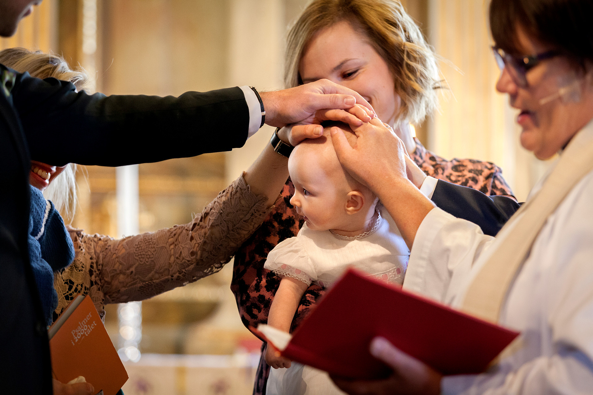 Händer på varandra uppe på ett barns huvud