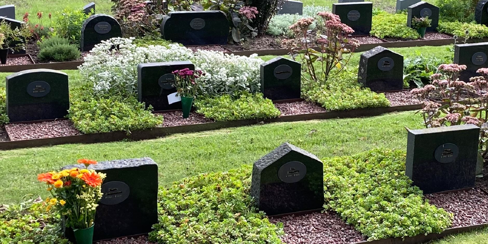 Bronsskyltar Ånsta askgravplatser