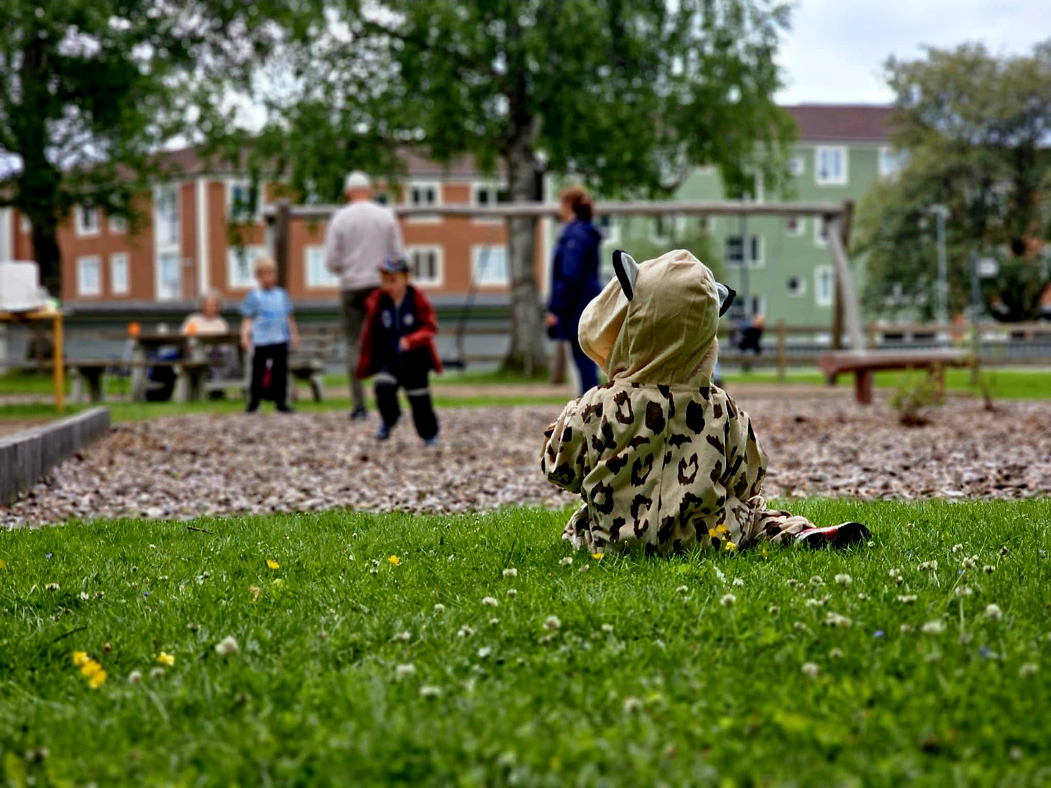 barn i lekpark