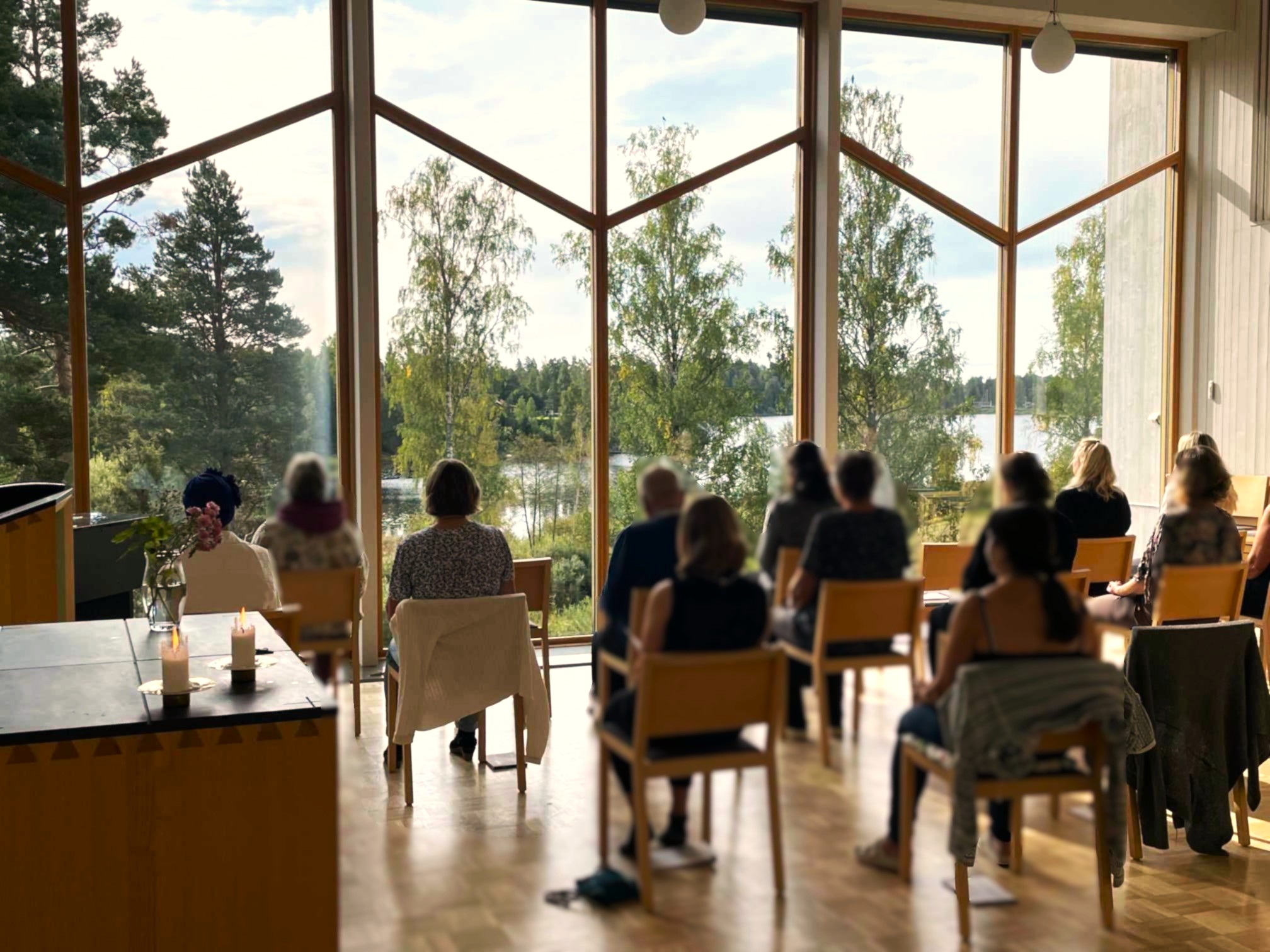Människor sitter på stolar i ett kapell