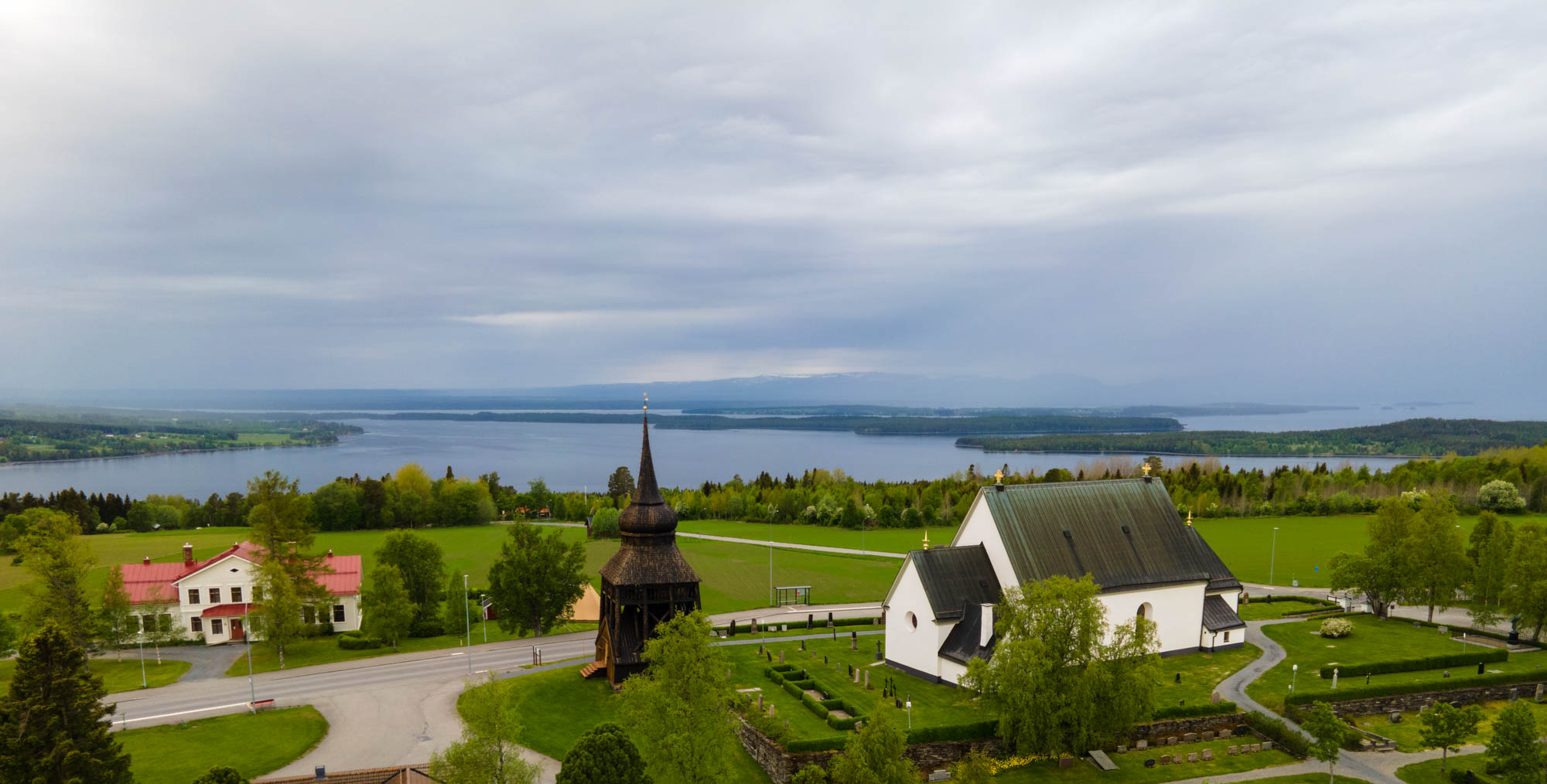 Frösö kyrka med utsikt över Oviksfjällen