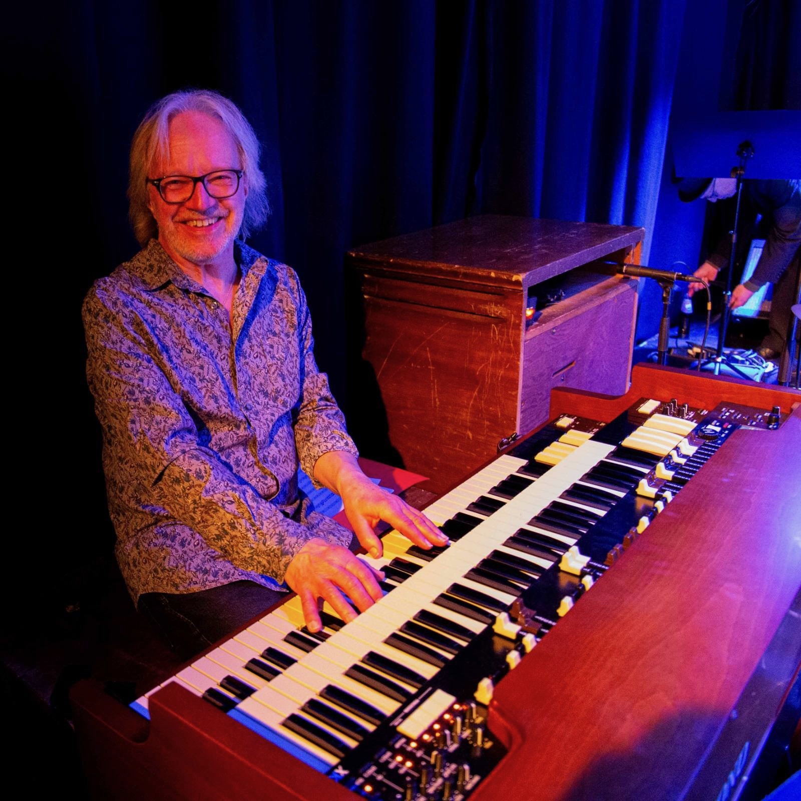 Glad man som spelar orgel.
