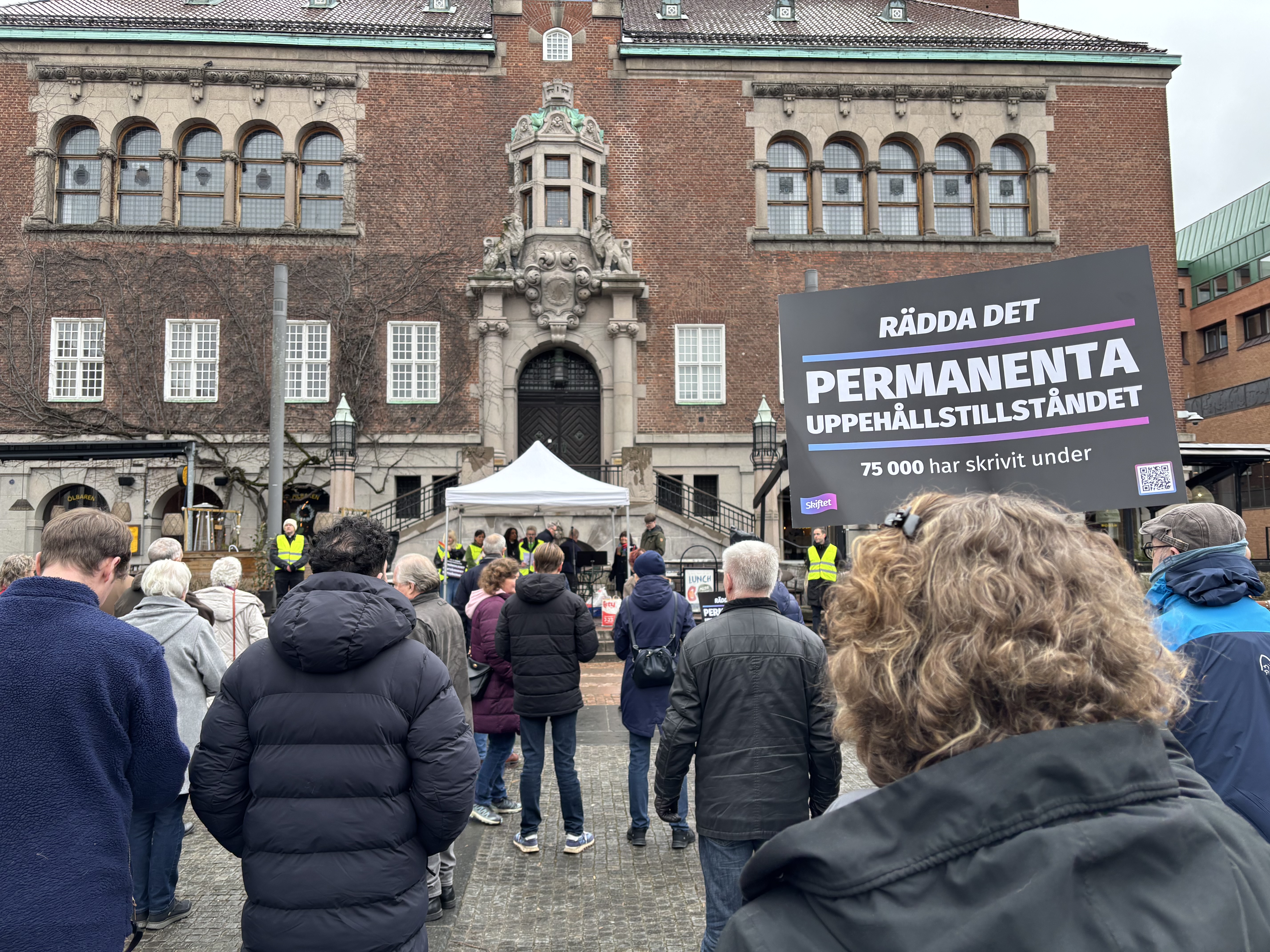 Folksamling på torg.