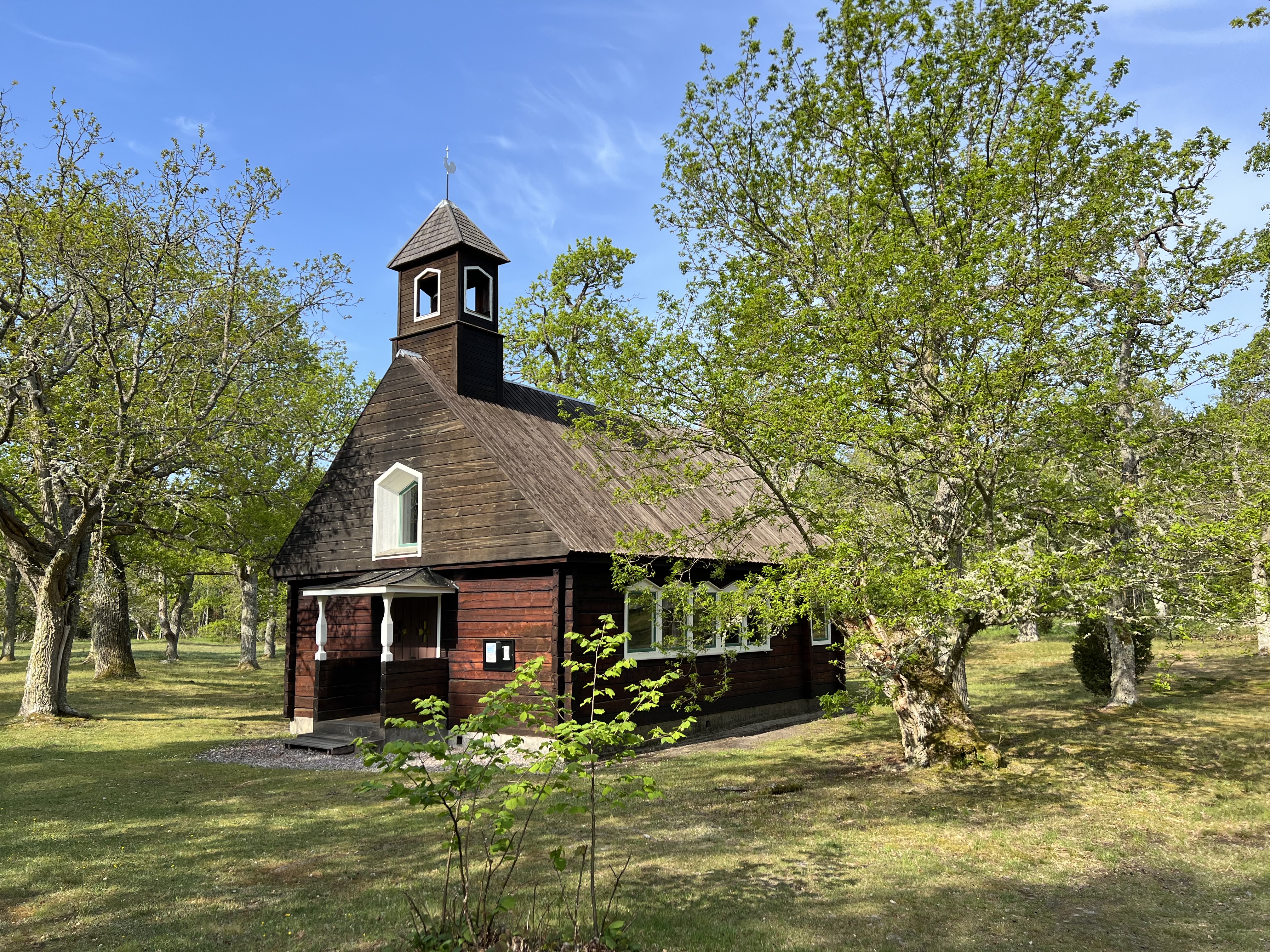 Gotska Sandöns kapell i vårgrönska