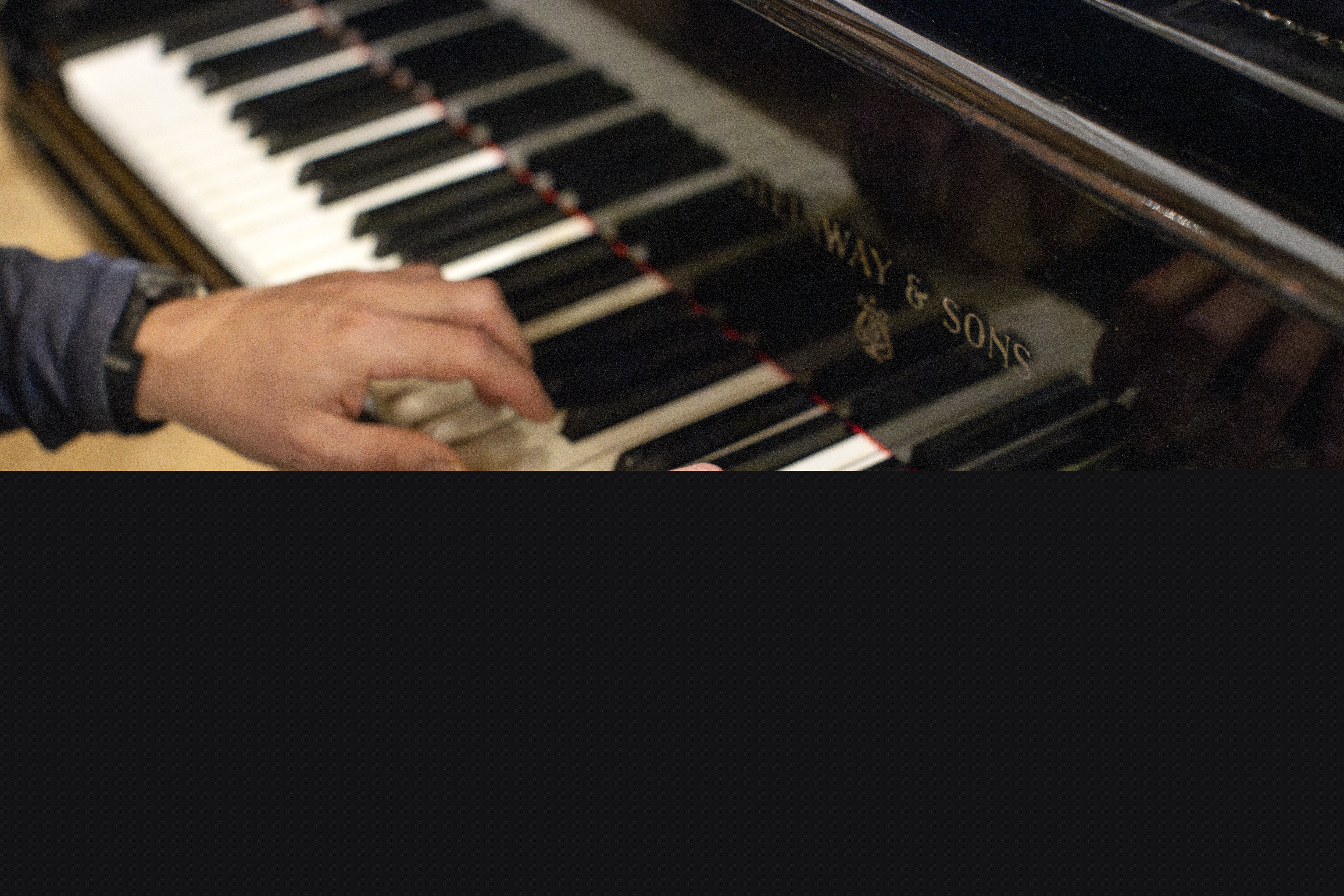 Närbild på händer som spelar orgel
