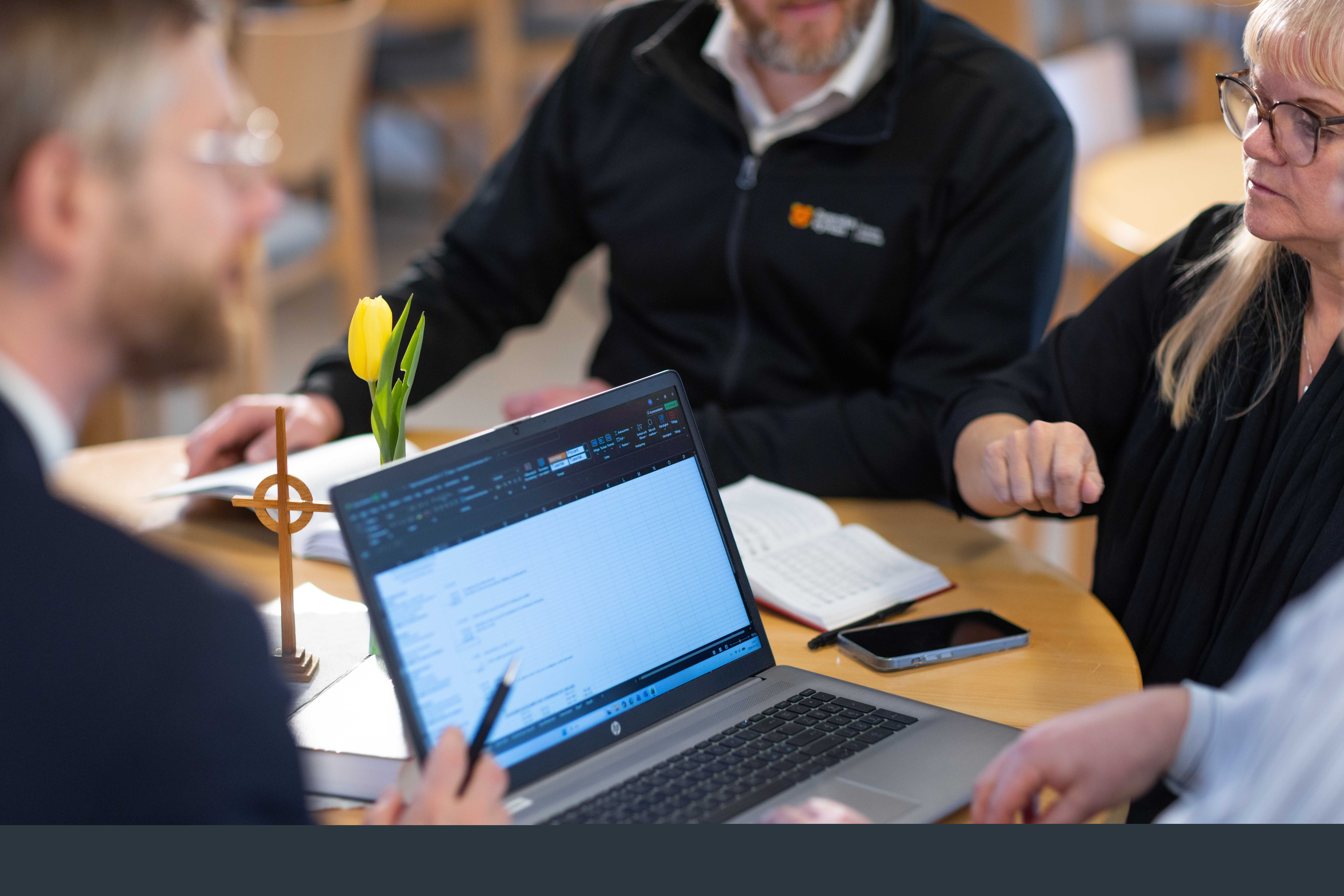 Bild på administrativt arbete vid dator